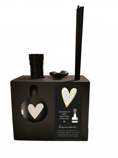De GEUR VOOR THUIS - Blanco (gouden hart) - geurolie met houten stokjes - BLACK EDITION, biedt een luxueuze geurervaring voor elke ruimte. Plaats de geurstokjes in de olie en laat de geur verspreiden voor een ontspannen sfeer. Perfect voor thuis of als stijlvol cadeau.