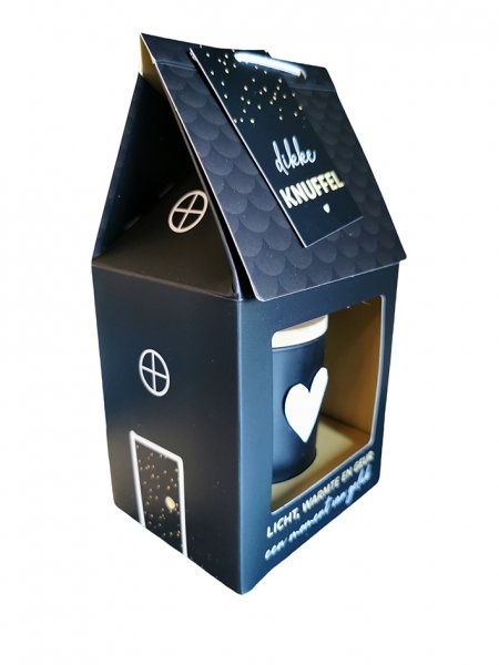 De GEUR VOOR THUIS - Kaars Huisje Kado - BLACK EDITION met modelnummer 230009009 valt binnen de categorie TOYS_HOBBY_PARTY. Deze stijlvolle kaars in de vorm van een huisje biedt een warme, uitnodigende geurervaring voor elke ruimte. Het beste gebruik? Plaats het op een veilige, zichtbare plek in huis voor een gezellige sfeer en een knusse omhelzing van geur.