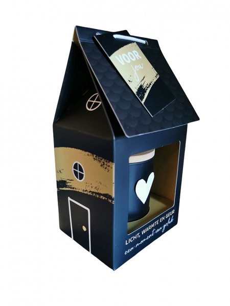 De GEUR VOOR THUIS - Kaars Huisje Kado - BLACK EDITION, modelnummer 230009011, biedt een sfeervolle toevoeging aan je interieur. Gecategoriseerd onder "TOYS_HOBBY_PARTY", is het ontworpen voor gezellige momenten. Plaats het huisje op een veilige plek, geniet van de subtiele geur en creëer een warme ambiance in elke kamer. Perfect als cadeau voor een speciaal iemand.