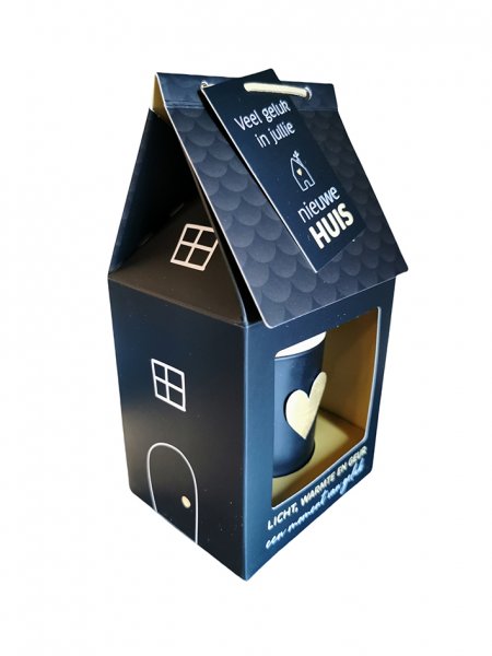 Het product GEUR VOOR THUIS - Kaars Huisje Kado - BLACK EDITION modelnummer 230009012 valt in de categorie SPEELGOED_HOBBY_FEEST. Dit sfeervolle kaarshuisje is perfect om je huis een gezellige geur te geven. Ideaal als cadeau voor een nieuw huis. Plaats het op een prominente plek in huis voor de beste beleving. Perfect voor een warme, huiselijke sfeer.