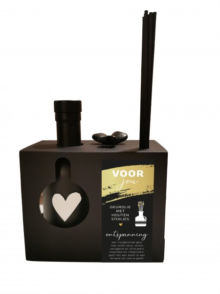 De GEUR VOOR THUIS - Voor jou - geurolie met houten stokjes - BLACK EDITION, biedt een luxe geurervaring voor elke ruimte. De set bevat stijlvolle houten stokjes die de geur verspreiden. Perfect voor het creëren van een aangename sfeer in huis. Plaats de stokjes in de olie en roteer ze regelmatig voor een optimale geurverspreiding.  

Categorie: TOYS_HOBBY_PARTY