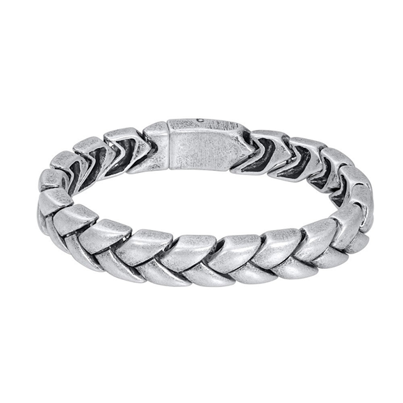 De iXXXi Men armband Crete is gemaakt van stainless steel in de kleur mat zilver. De armband bestaat uit schakels die door middel van een gevlochten design met elkaar verweven zijn. De armband heeft een stoere look door zijn antieke finish. Mix en match met verschillende armbanden uit de iXXXi Men collectie en maak zo jouw look compleet!