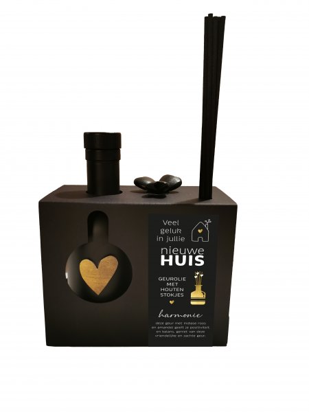 De GEUR VOOR THUIS - Nieuw huis - geurolie met houten stokjes - BLACK EDITION. Deze geurstokjes verspreiden een verfijnde geur in jouw woonruimte. Plaats de stokjes in de geurolie en laat de heerlijke geur subtiel verspreiden voor een uitnodigende en aangename sfeer in huis.