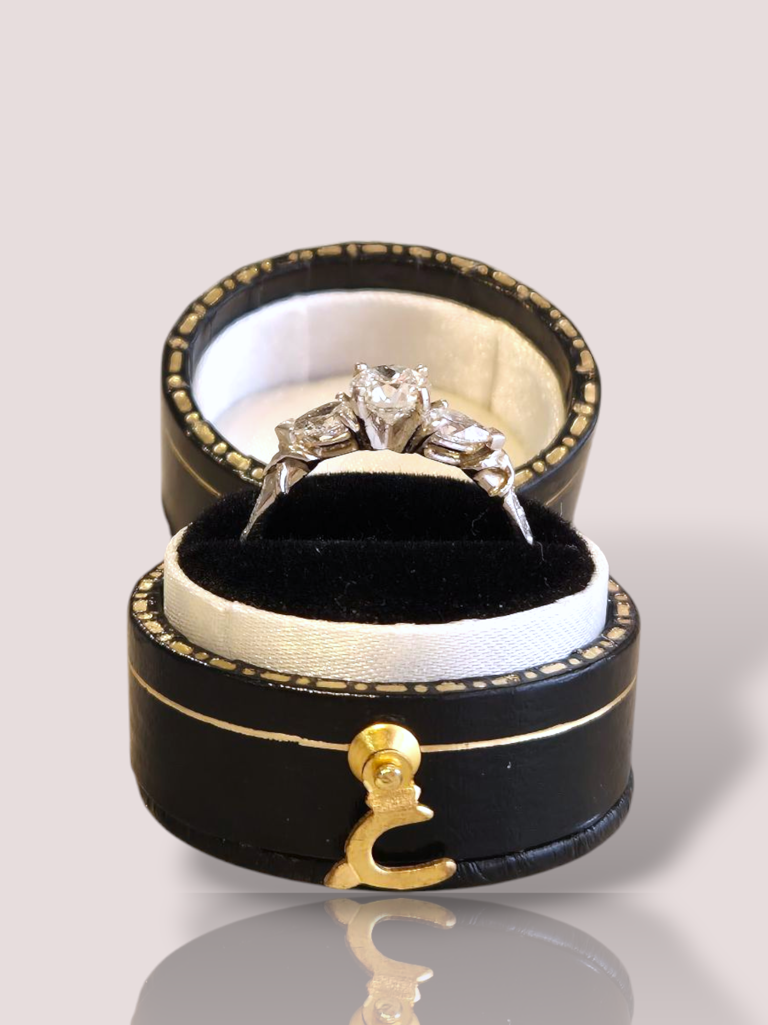 Deze vintage platina diamanten ring met een solitair diamant van 0,55 ct en twee peer geslepen diamanten van elk 0,15ct  is een elegante toevoeging aan elke sieradencollectie. Draag deze ring als statementstuk bij formele gelegenheden of om een vleugje luxe aan je dagelijkse look toe te voegen. Perfect voor wie houdt van tijdloze schoonheid en verfijning.