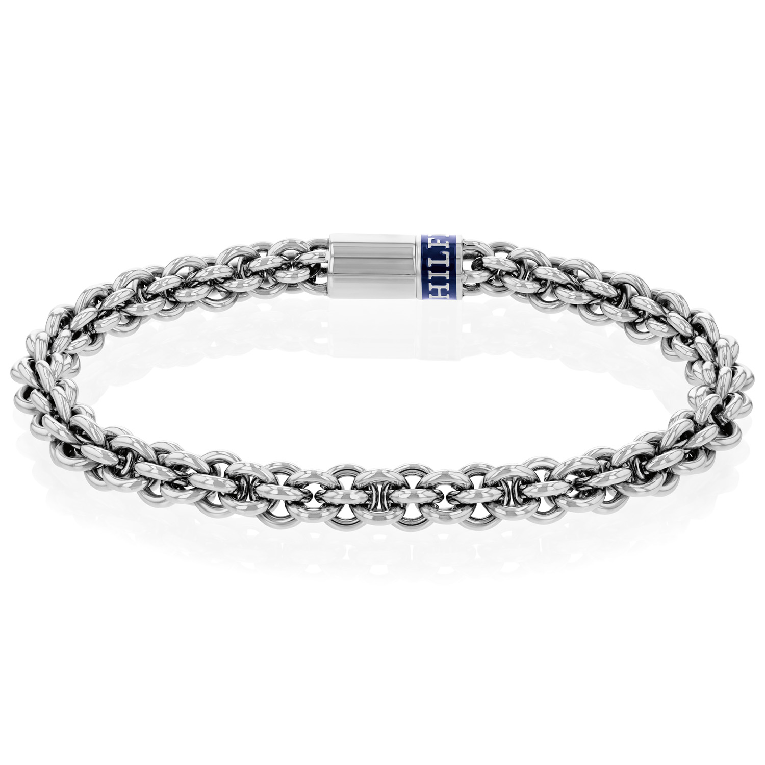 Tommy Hilfiger Armband Heren Staal 19cm
Deze armband van Tommy Hilfiger is een opvallend model. De zilverkleurige stalen armband heeft een ronde fantasie schakel en sluit met een magneetslot met blauw emaille met daarin het Tommy logo. De lengte is 19cm. Zeker leuk te combineren met de bijpassende sieraden van Tommy Hilfiger.

