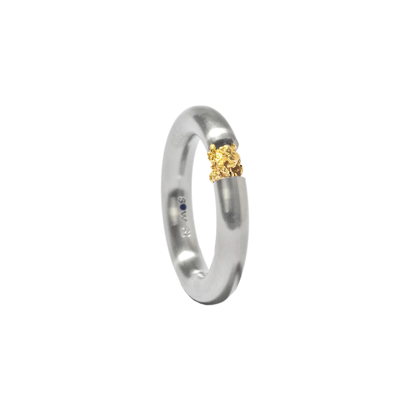 Een stalen ring Schmuckwerk model Nugget. Ring is 4mm rond met een gouden nugget ertussen.