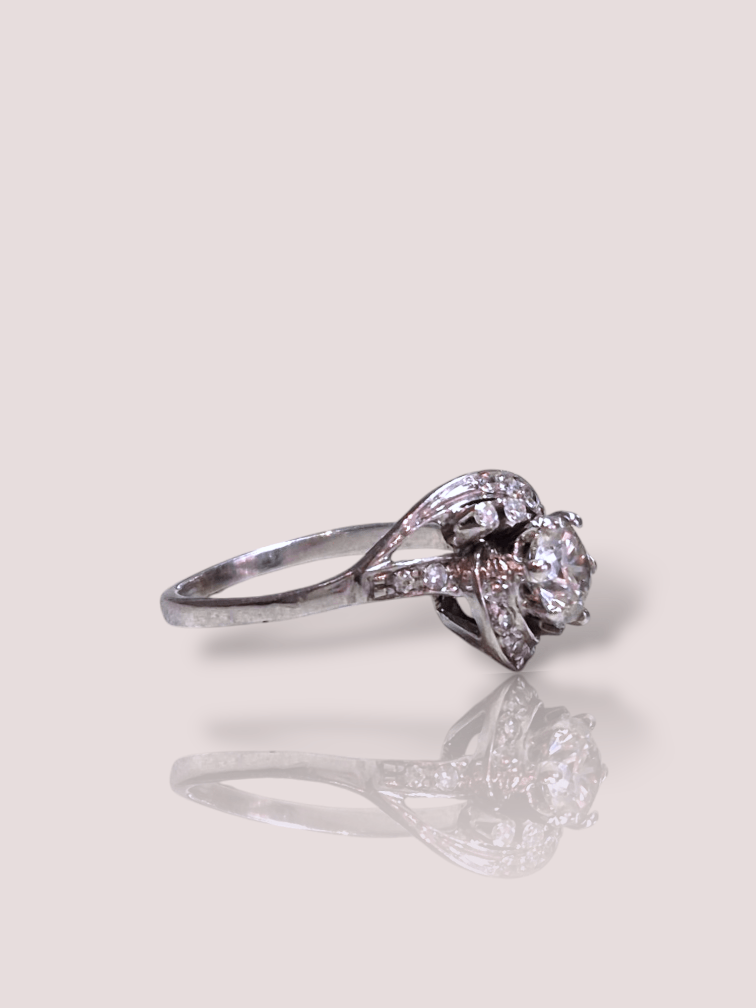 Deze vintage platina diamanten fantasie ring straalt elegantie uit. Deze prachtige ring combineert de tijdloze charme van platina met schitterende diamanten. De center stone is een prachtige diamant van 0,65ct met daaromheen kleinere diamanten gezet. 

Perfect voor speciale gelegenheden, draag deze op zichzelf of als onderdeel van een gestapelde look voor een verfijnde touch. Een must-have in elke sieradencollectie.