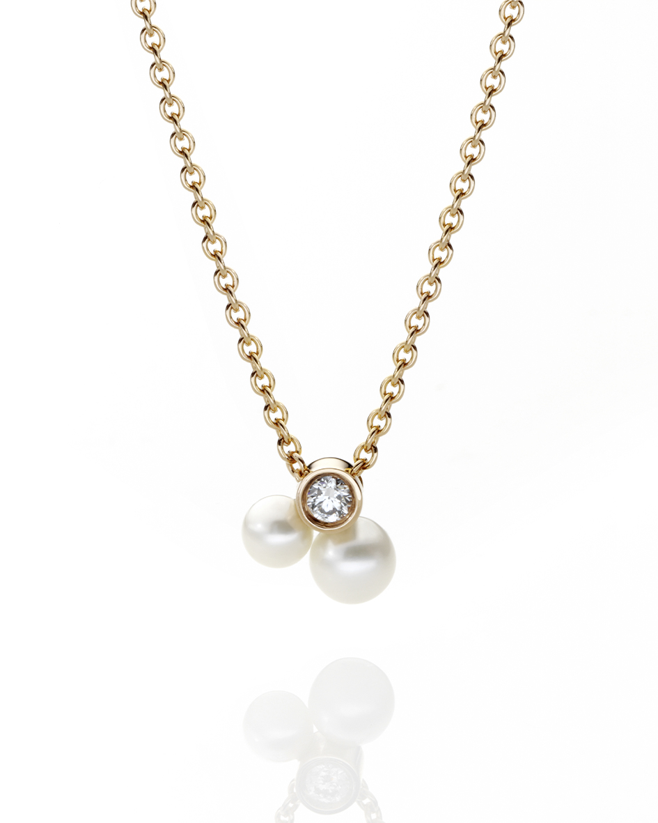 Een 18 krt roségouden collier Schmuckwerk model Triplets met 2 zoetwater parels 3 en 4mm en een diamantje briljant geslepen 0.05 crt TW VS.