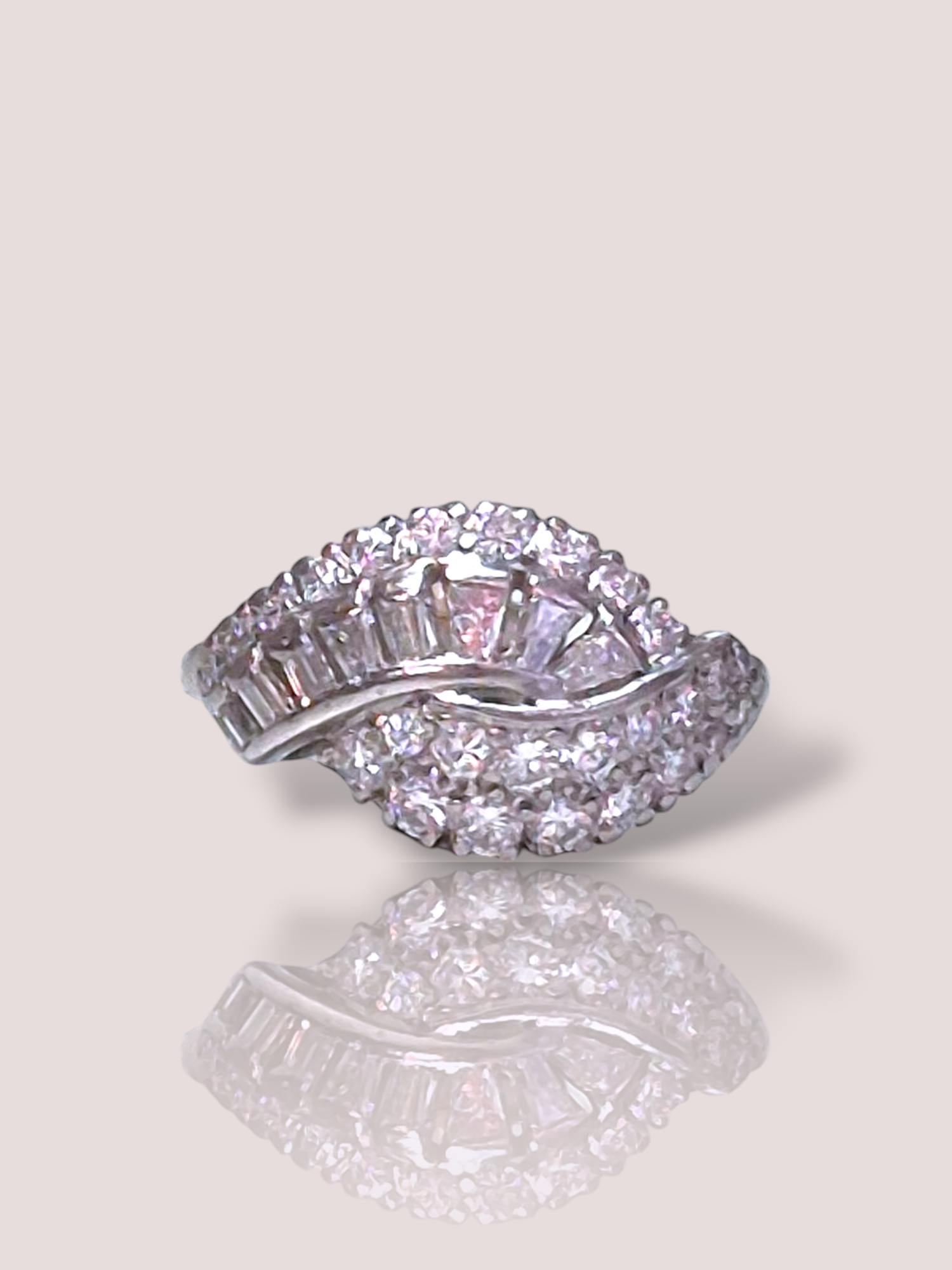 Deze prachtige vintage platina ring is versierd met 8 baguette- en 25  briljant geslepen diamanten, het totale gewicht is circa 1,8ct diamant.

Draag deze tijdloze klassieker als een opvallend statementstuk op een formele gelegenheid of als dagelijkse luxe. Perfect om elegantie en verfijning aan elke outfit toe te voegen.