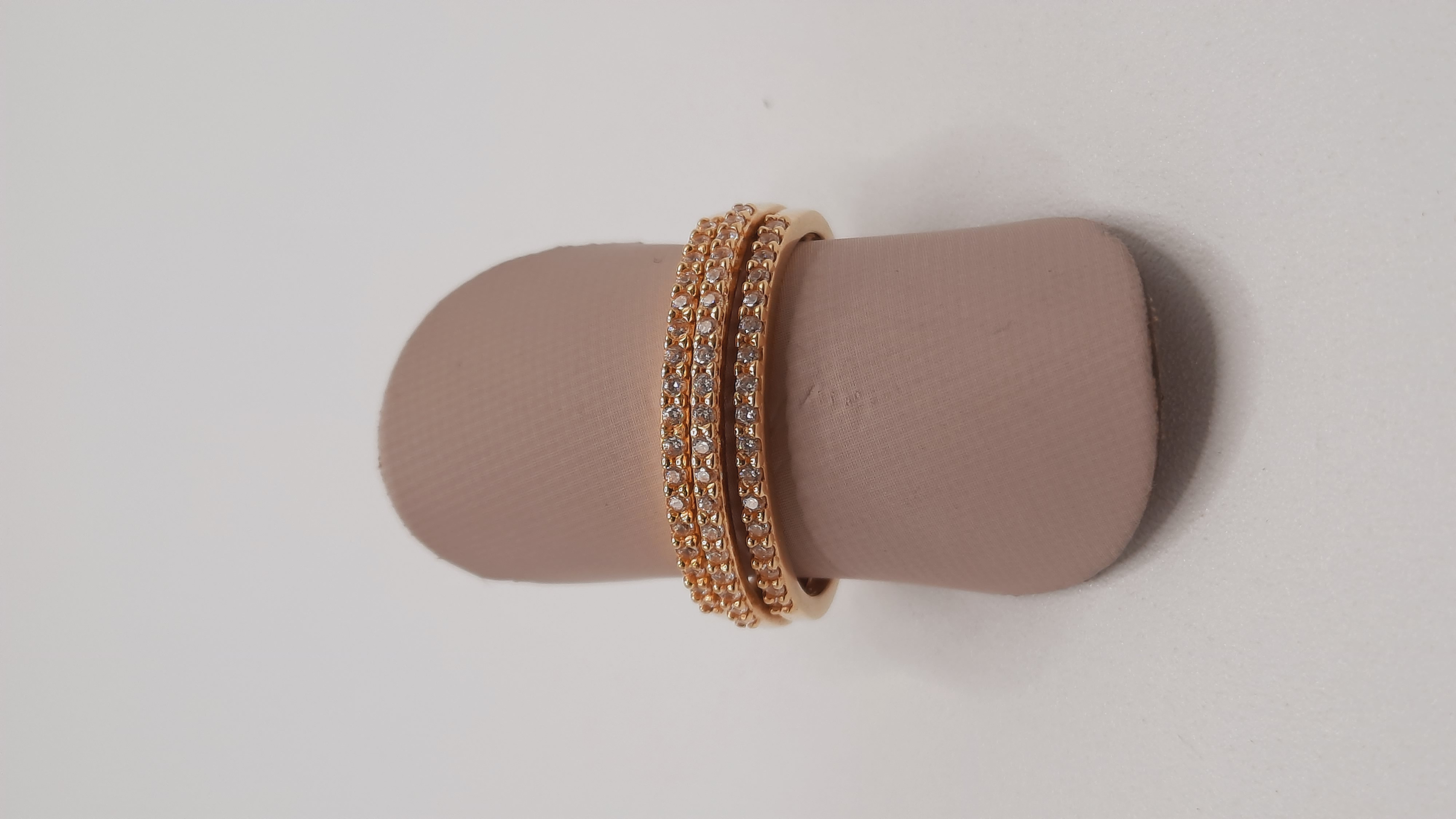 De gouden diamant ring, modelnummer 0002316, straalt elegantie uit met briljante, witte Wesselton diamanten in SI1 zuiverheid, gezet in 18kt goud. Deze schitterende ring heeft maat 53 en is perfect voor speciale gelegenheden of als een dagelijkse luxe. Combineer met bijpassende gouden sieraden voor een verfijnde uitstraling en laat je handen stralen.