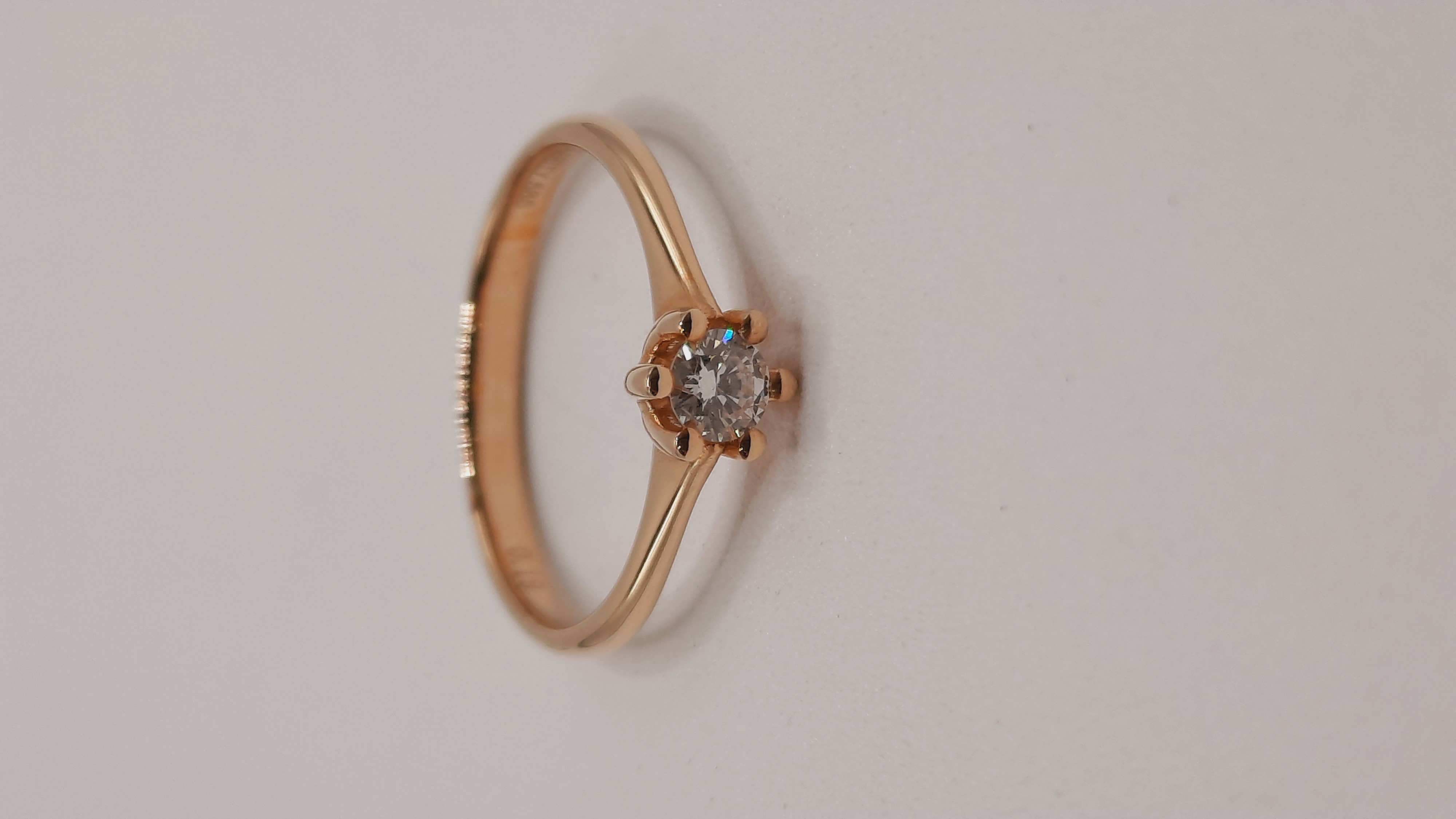 Product 0002320 is een verfijnde verlovingsring van 14kt goud met een briljante geslepen diamant van 0,19 karaat. De diamant heeft een SI1 zuiverheid en F kleur, wat zorgt voor een prachtige schittering. Deze stijlvolle gouden ring in maat 54 is perfect voor elke gelegenheid en wordt aanbevolen om gedragen te worden aan de ringvinger van de linkerhand.