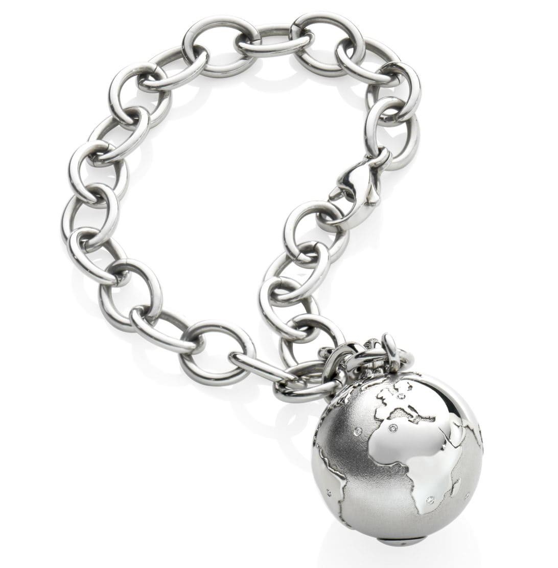 Een stalen armband Schmuckwerk model My World, met een Wereld bol eraan hangend daarin een diamantje briljant geslepen 0.002 crt TW VS