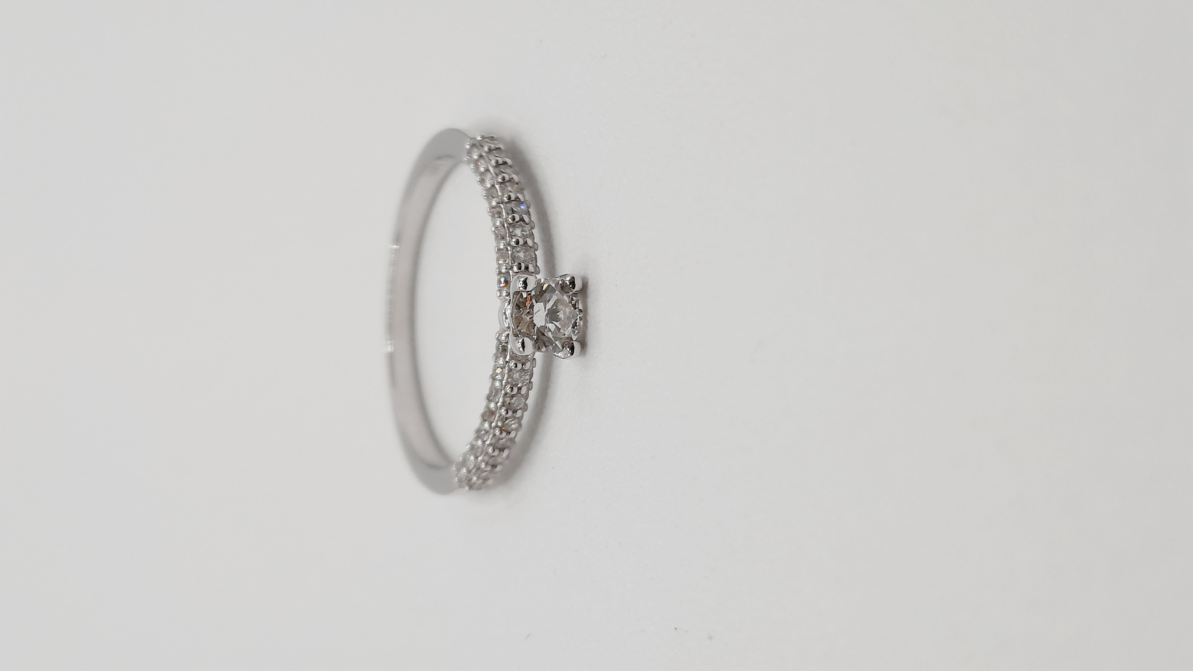 De verlovingsring met modelnummer 0002321 is een verfijnd sieraad van 18 karaat witgoud met een ringmaat van 53. De witte kleur en het elegante ontwerp maken het een perfecte keuze voor speciale gelegenheden. Deze ring is het beste te dragen aan de ringvinger van de linkerhand, de traditionele plek voor verlovingsringen.