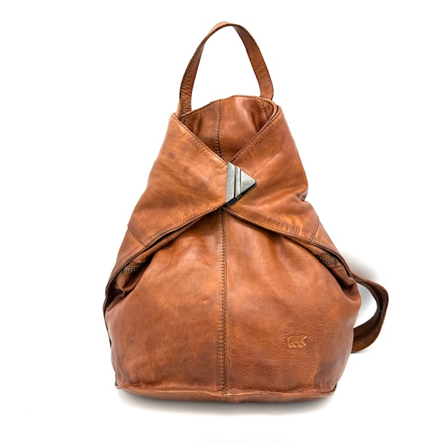 De Bear Design damestas met modelnummer CL 45170 COGNAC is een elegante schoudertas en rugtas  in de categorie tassen. Deze tas is perfect voor dagelijks gebruik en biedt stijl en functionaliteit. Draag hem comfortabel over de schouder, ideaal voor een chique of casual uitstraling. Voeg een vleugje verfijning toe aan elke outfit met deze veelzijdige tas.