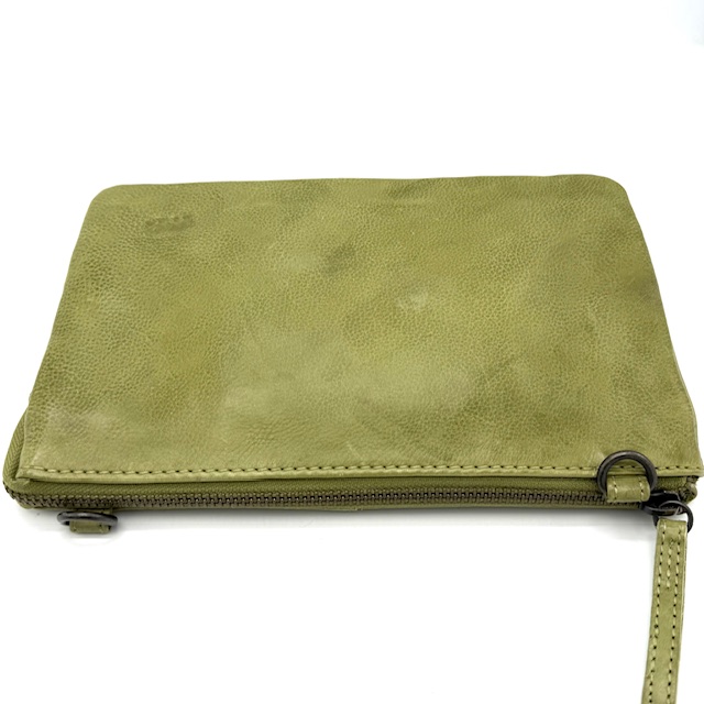 De Bear Design Uma schoudertas Moss, modelnummer CL 30996 MOSS, is een stijlvolle crossbody tas perfect voor dagelijks gebruik. Met zijn ruime interieur biedt het voldoende ruimte voor al je benodigdheden. Het beste te dragen casual over je schouder voor gemak en een moeiteloze look. Ideaal voor elke gelegenheid waar functionaliteit en stijl samenkomen.
Een schoudertas welke ook als grote Clutch/portemonnee kan worden gebruikt. Onder de toprits bevinden zich drie vakken waarvan het middelste vak is uitgerust om ook pasjes in op te bergen. Verder is het tasjes voorzien van een lange afneembare schouderriem en een afneembaar polsbandje. Afmetingen: Hoogte 14cm x breed 22cm x diep 5cm
