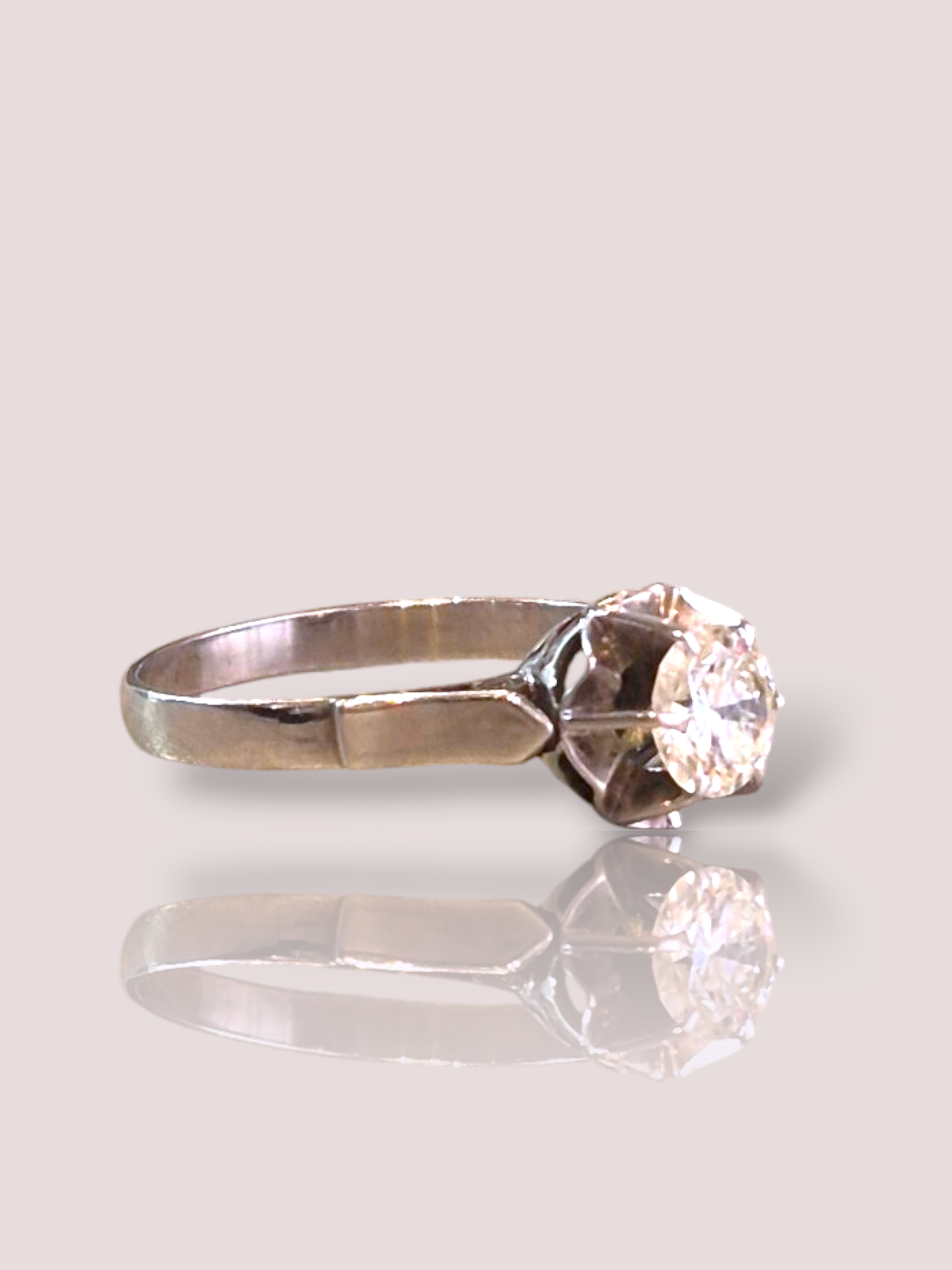 Deze vintage platina solitair diamanten ring is een verfijnd sieraad. Dering straalt tijdloze elegantie uit en is een uitstekend juweel om cadeau te geven aan jezelf of een naaste. Draag hem als een statement stuk op formele gelegenheden of als een dagelijkse luxueuze touch. Combineer met subtiele sieraden voor een gebalanceerde uitstraling. Ideaal voor elke sieradenliefhebber. 

De ring kan eventueel op maat vermaakt worden.