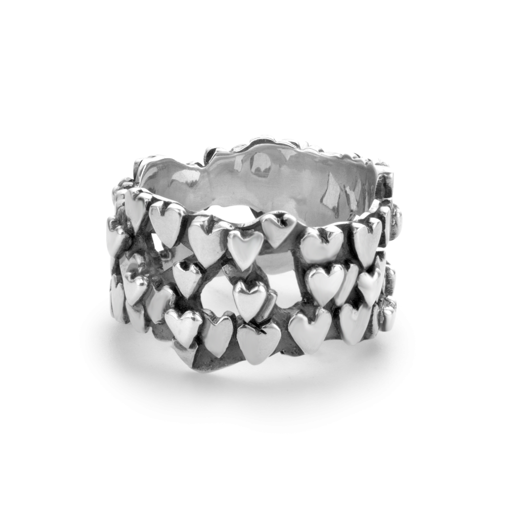 Mooie vrolijke en open ring opgebouwd uit platte hartjes. Met de hand gemaakt in 925 sterling zilver door de zilversmeden van Rebel & Rose. Laat zich fraai combineren met de gelijknamige armband. Een heel mooi cadeau als je echt van haar houdt.