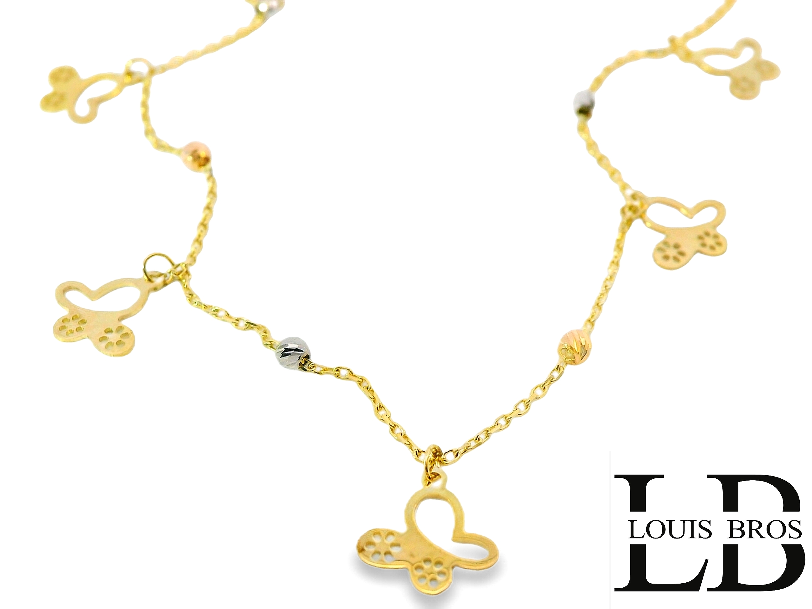 Dit schitterende 14-karaats tricolor gouden collier (2.58 gr) is een verfijnd en elegant sieraad dat speelsheid combineert met luxe. De ketting bestaat uit een delicate geelgouden schakelketting, verrijkt met subtiele bolvormige accenten in wit-, rosé- en geelgoud, wat een prachtig contrast en glans geeft.

Het collier is versierd met sierlijke opengewerkte vlinderhangers, die symbool staan voor vrijheid en transformatie. De verfijnde details in de hangers geven het sieraad een unieke en speelse uitstraling. Dit tijdloze en stijlvolle collier is perfect voor dagelijks gebruik of om een speciale gelegenheid extra glans te geven.