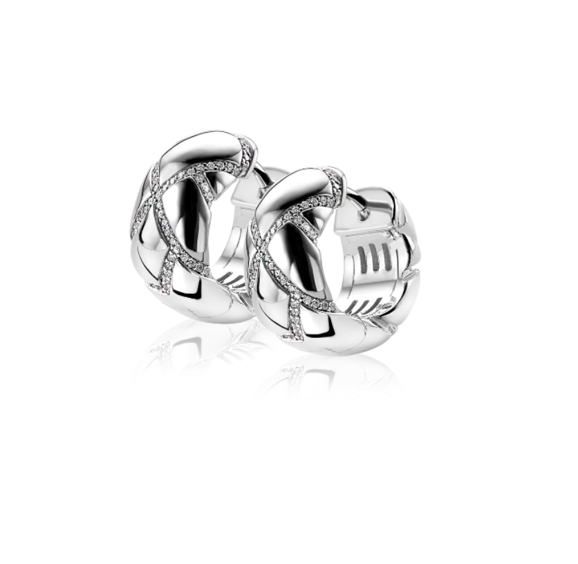 ZINZI zilveren creolen exclusief ontworpen door Mart Visser. Prachtige gladde brede creolen van 18 x 9mm. Bolvormig met strakke lijnen bezet met witte zirconia's. Met luxe scharniersluiting. Deze oorsieraden dragen herkenbaar de signatuur van Mart Visser. Vervaardigd van eerste gehalte zilver (925) en met extra rodiumlaag voor een langdurige glans.