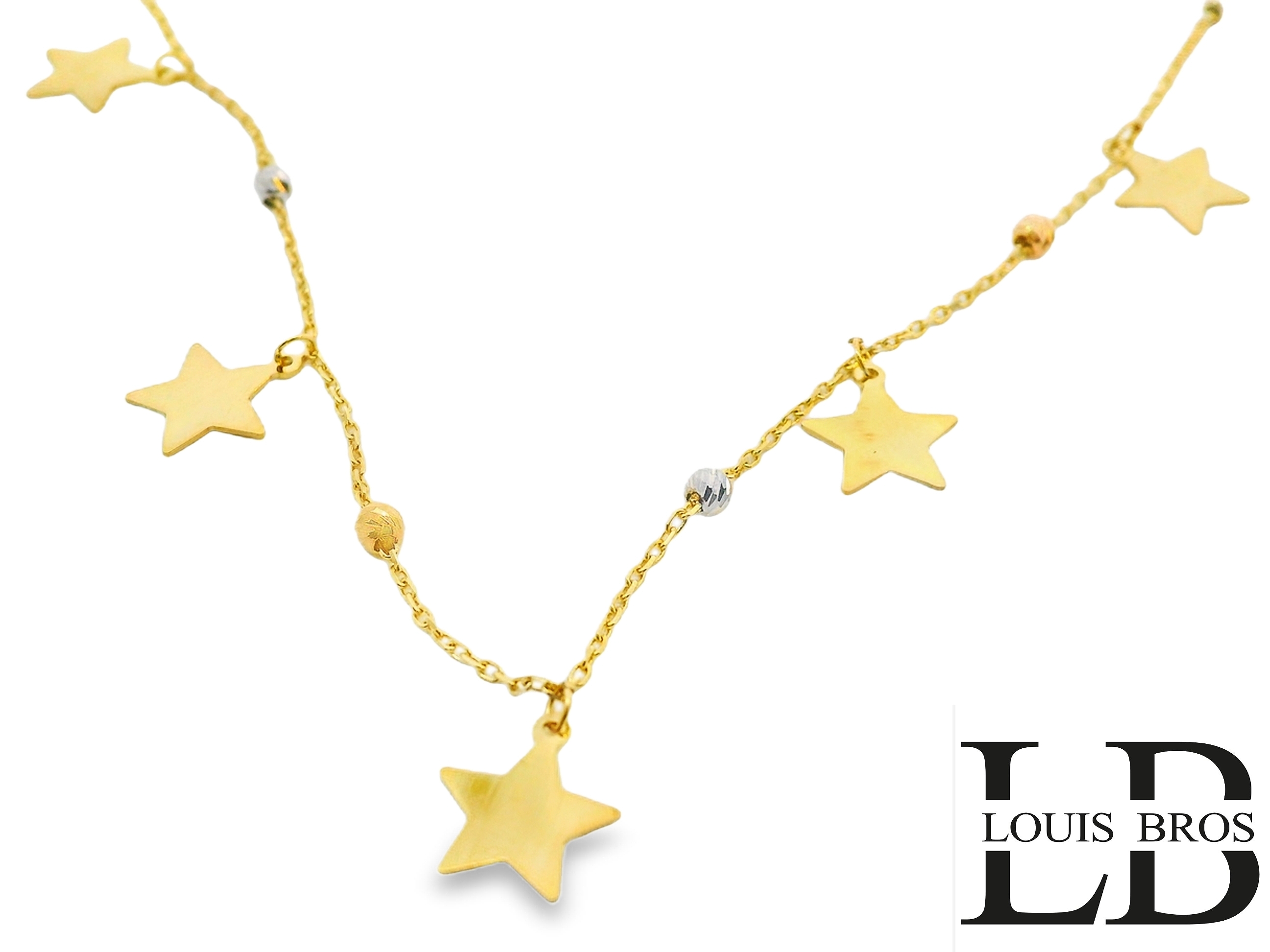 Dit prachtige 14-karaats tricolor gouden collier (2.88 gr) is een schitterende toevoeging aan elke sieradencollectie. De fijne geelgouden schakelketting is verfraaid met speelse stervormige hangers, die symbool staan voor hoop en dromen.

Daarnaast is het collier subtiel afgewerkt met bolvormige accenten in wit-, rosé- en geelgoud, wat zorgt voor een verfijnde en moderne uitstraling. De combinatie van de drie goudtinten maakt dit sieraad veelzijdig en stijlvol, perfect voor zowel dagelijkse elegantie als speciale gelegenheden. Een tijdloos en stralend accessoire dat je outfit compleet maakt!