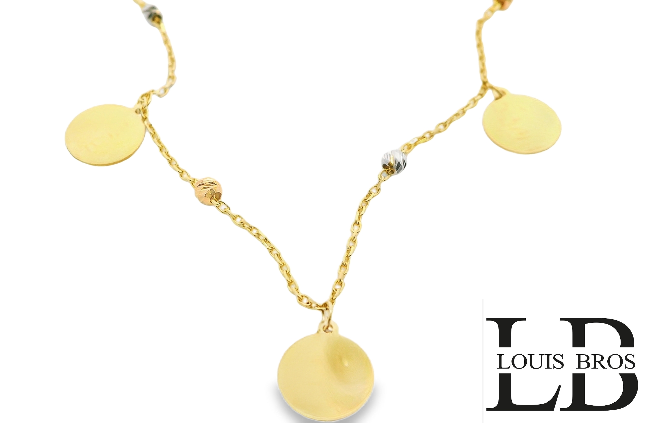 Dit prachtige 14-karaats tricolor gouden collier (3.35 gr) is een schitterende toevoeging aan elke sieradencollectie. De fijne geelgouden schakelketting is verfraaid met speelse hangers, die symbool staan voor hoop en dromen.

Daarnaast is het collier subtiel afgewerkt met bolvormige accenten in wit-, rosé- en geelgoud, wat zorgt voor een verfijnde en moderne uitstraling. De combinatie van de drie goudtinten maakt dit sieraad veelzijdig en stijlvol, perfect voor zowel dagelijkse elegantie als speciale gelegenheden. Een tijdloos en stralend accessoire dat je outfit compleet maakt!