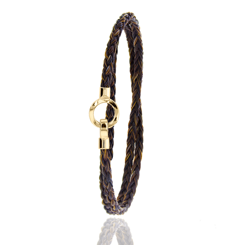 een Albanu armband model Chickasaw paarden haar bruin 3mm met 18 krt geelgouden sluiting.