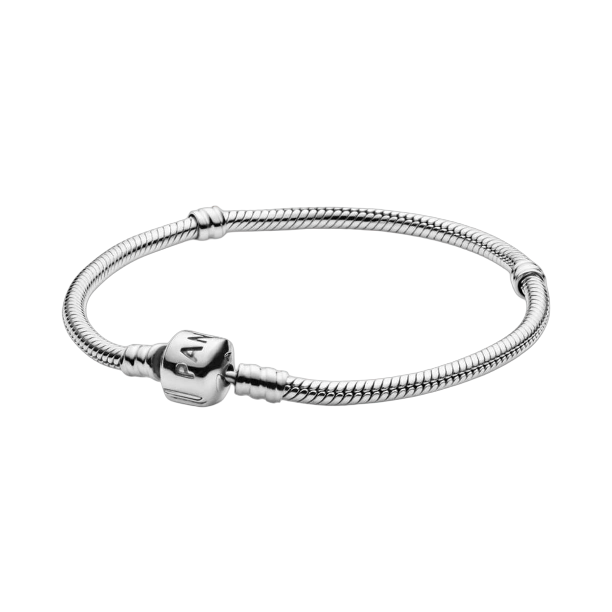 Onze bestverkochte bedelarmband is de ideale basis voor jouw Pandora collectie. Deze slangenarmband is gemaakt van sterling zilver en is voorzien van Pandora's bekende tonsluiting zodat hij veilig dicht blijft. Het innovatieve schroefdraadsysteem maakt het eenvoudig om de bedels op jouw armband te schroeven. Voeg er eenvoudig een paar clips aan toe om de armband in drie groepjes te verdelen en kies dan je favoriete Pandora bedels om jouw unieke stijl uit te dragen.