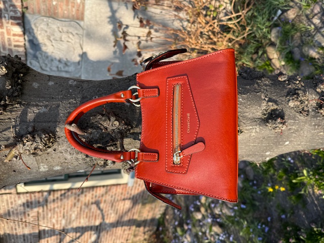 De GC hand-/schoudertas in oranje (modelnummer 2519403034) is een stijlvolle tas van een onbekend merk. Deze crossbody tas valt onder de categorie tassen en biedt gemak en mode. Draag hem comfortabel over de schouder voor een casual look of kruiselings voor extra veiligheid en een trendy uitstraling. Perfect voor dagelijks gebruik.

Afmetingen:
Hoogte 18cm x breed 24cm x diep 12cm
