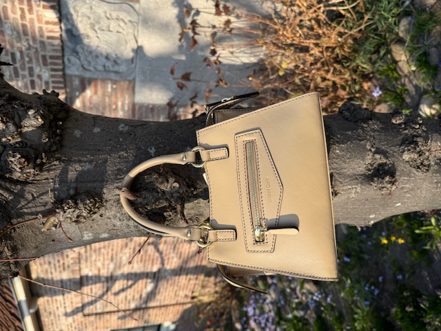 De GC hand-/schoudertas in cappucino (modelnummer 2519403034) is een stijlvolle tas van een onbekend merk. Deze crossbody tas valt onder de categorie tassen en biedt gemak en mode. Draag hem comfortabel over de schouder voor een casual look of kruiselings voor extra veiligheid en een trendy uitstraling. Perfect voor dagelijks gebruik.

Afmetingen:
Hoogte 18cm x breed 24cm x diep 12cm