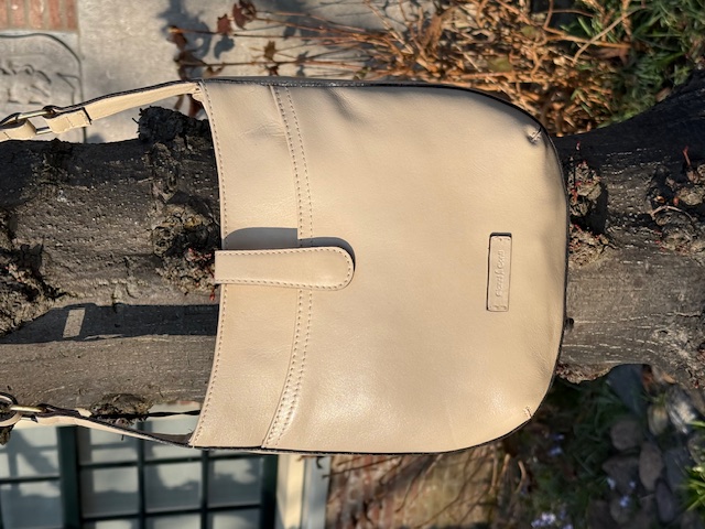 De GC Crossbody Cream (modelnummer 2514704688-cream) is een stijlvolle en veelzijdige tas van een onbekend merk. Met als eigenschappen: Categorie: Tassen, Type tas: Crossbody tassen. Draag hem schuin over je lichaam voor ultiem comfort en bewegingsvrijheid. Perfect voor dagelijks gebruik en een elegante toevoeging aan elke outfit.

Afmetingen:
Hoogte 25cm x breed 26cm x diep7cm