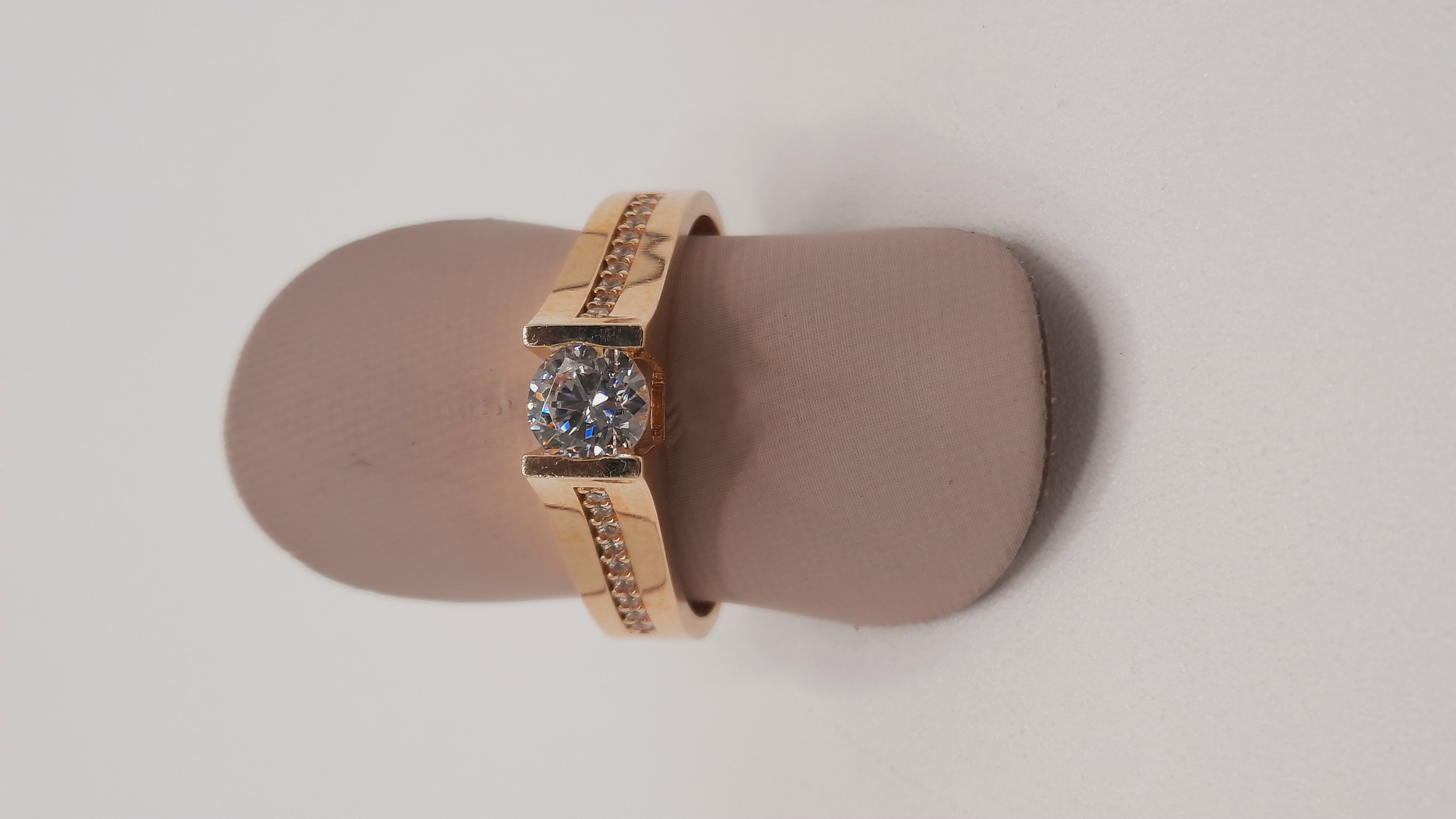 Deze prachtige gouden ring van 14kt, modelnummer 0002323, is een verfijnd sieraad dat tot de categorie "JEWEL" behoort. Gemaakt van goud met een mooie gouden kleur, heeft deze ring maat 56. Perfect voor dagelijks gebruik of speciale gelegenheden. Combineer met andere gouden sieraden voor een elegante en tijdloze look. 