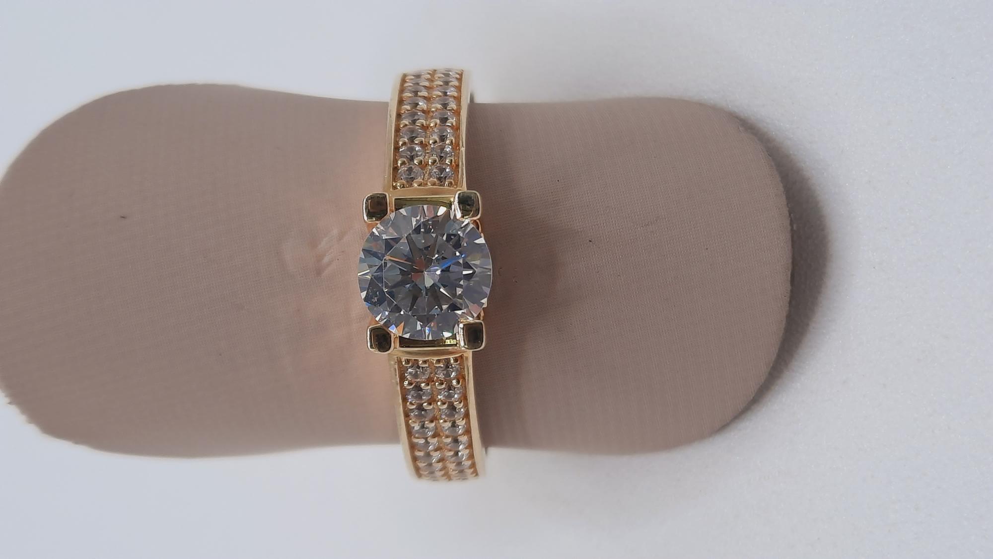 mooi gouden ring 14kt
met mooi stenen 