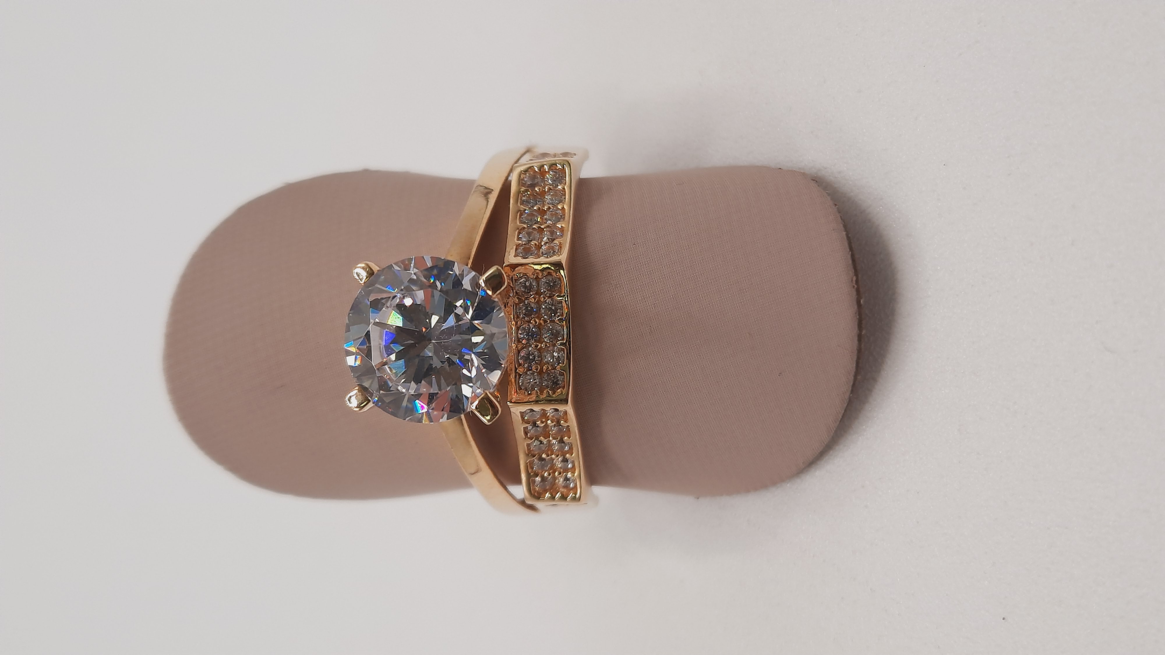 mooi gouden ring 14kt
met mooi stenen 