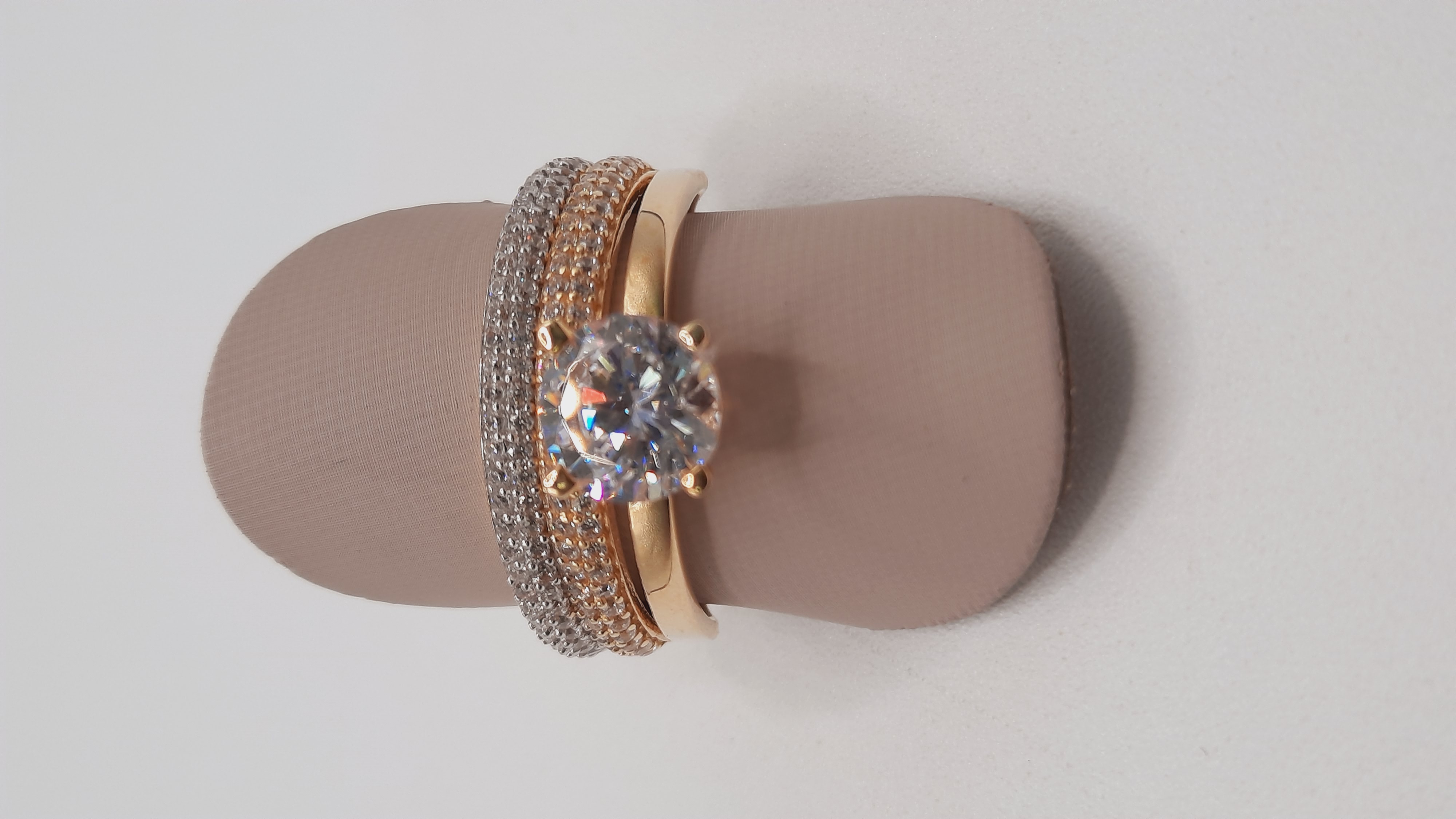 De gouden ring (modelnummer 0002327) is een elegante 14-karaats gouden ring, speciaal ontworpen voor verlovingsgelegenheden. Met maat 56 en een goudkleurige afwerking is deze ring een prachtig symbool van liefde en toewijding. Draag deze stijlvolle ring als dagelijks statementstuk of als pronkstuk bij speciale gelegenheden om je outfit te verrijken.