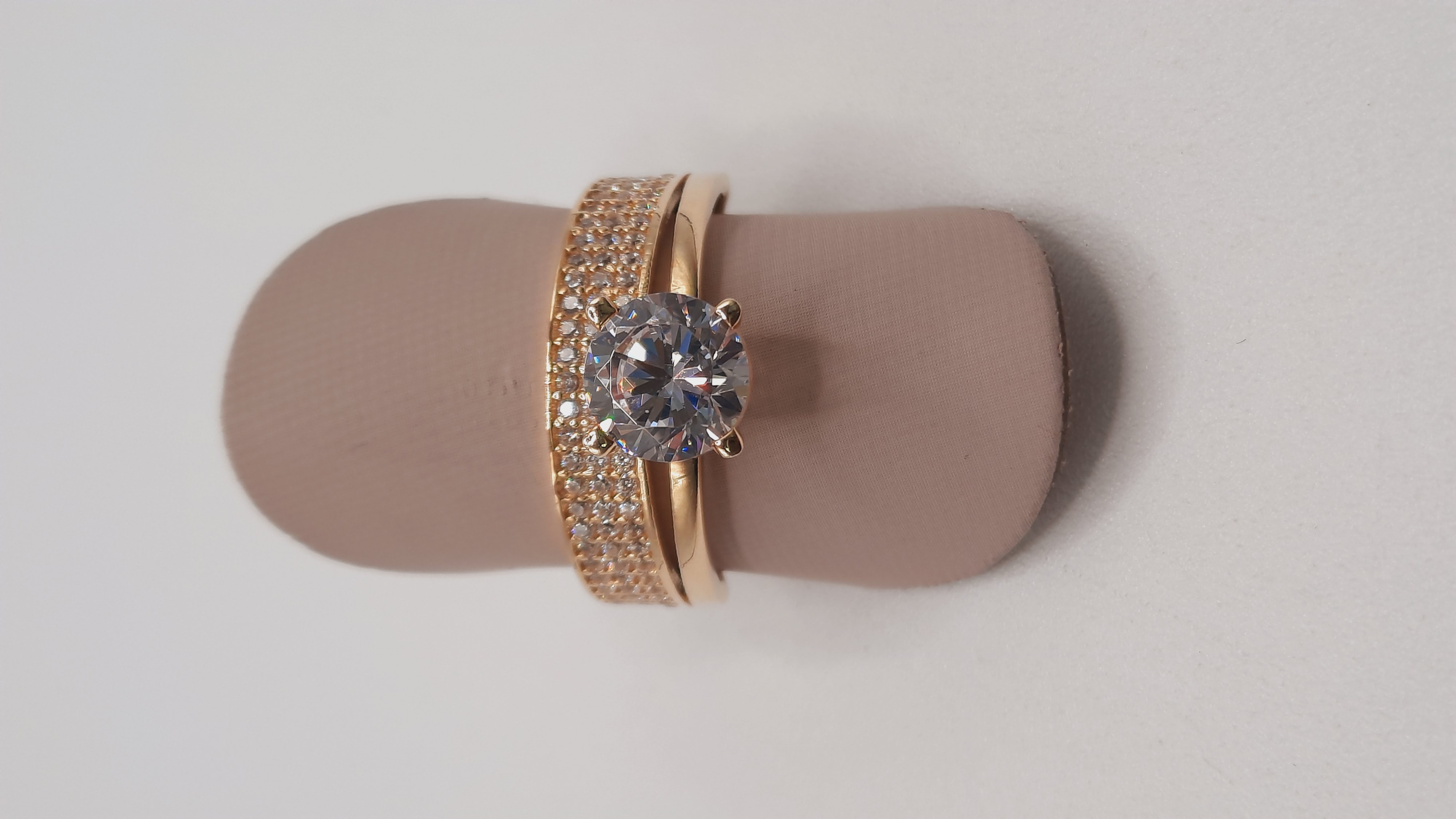mooi gouden ring 14kt
met mooi stenen 