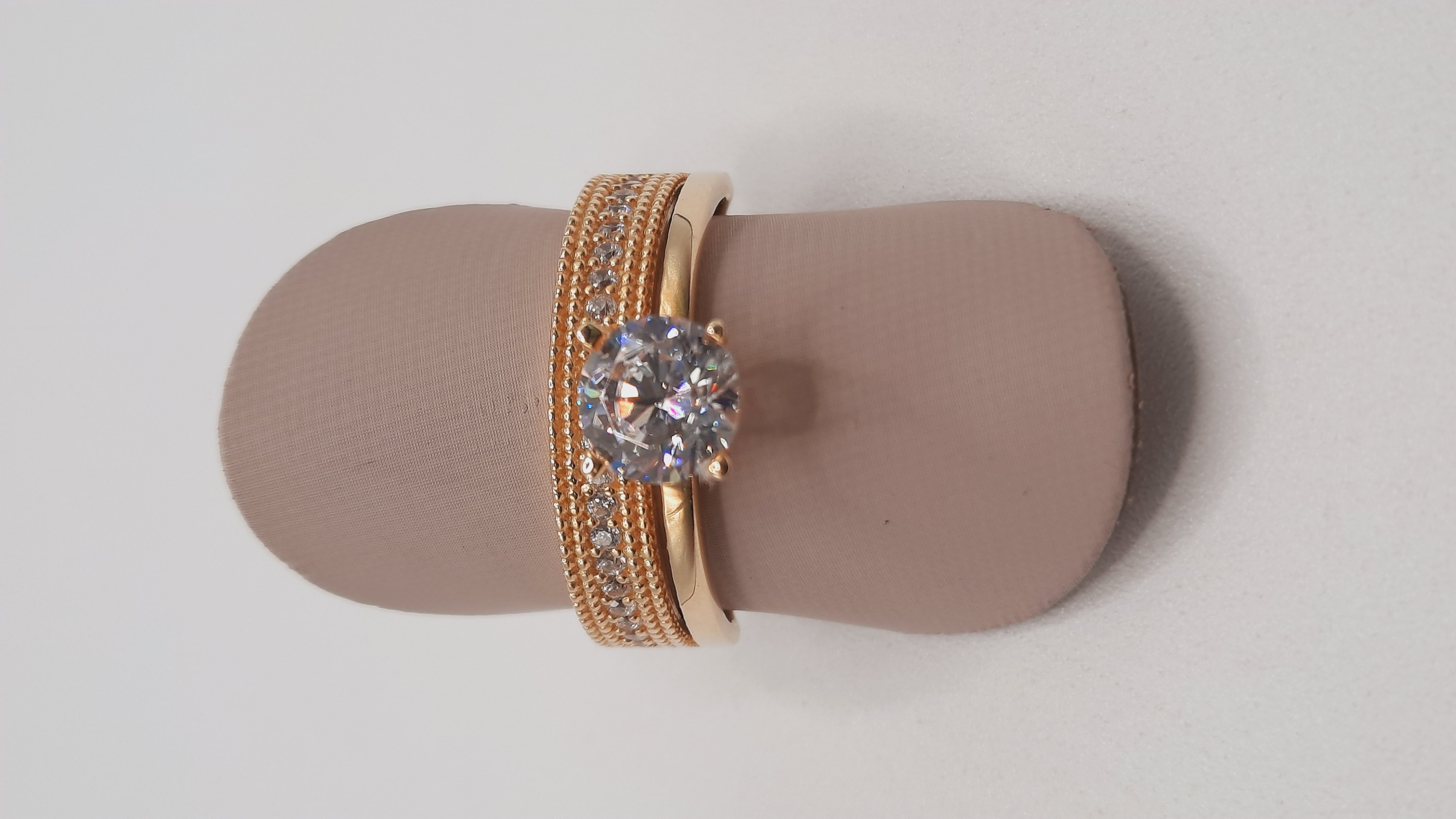 De gouden damesring met modelnummer 0002329 is een verfijnde accessoire van een ongekend merk. Gemaakt van 14-karaats goud, in maat 55, straalt deze ring tijdloze elegantie uit. Perfect te dragen als opvallend sieraad bij zowel formele als informele gelegenheden. De gouden kleur maakt het gemakkelijk te combineren met andere sieraden. voeg een vleugje luxe toe aan elke outfit.