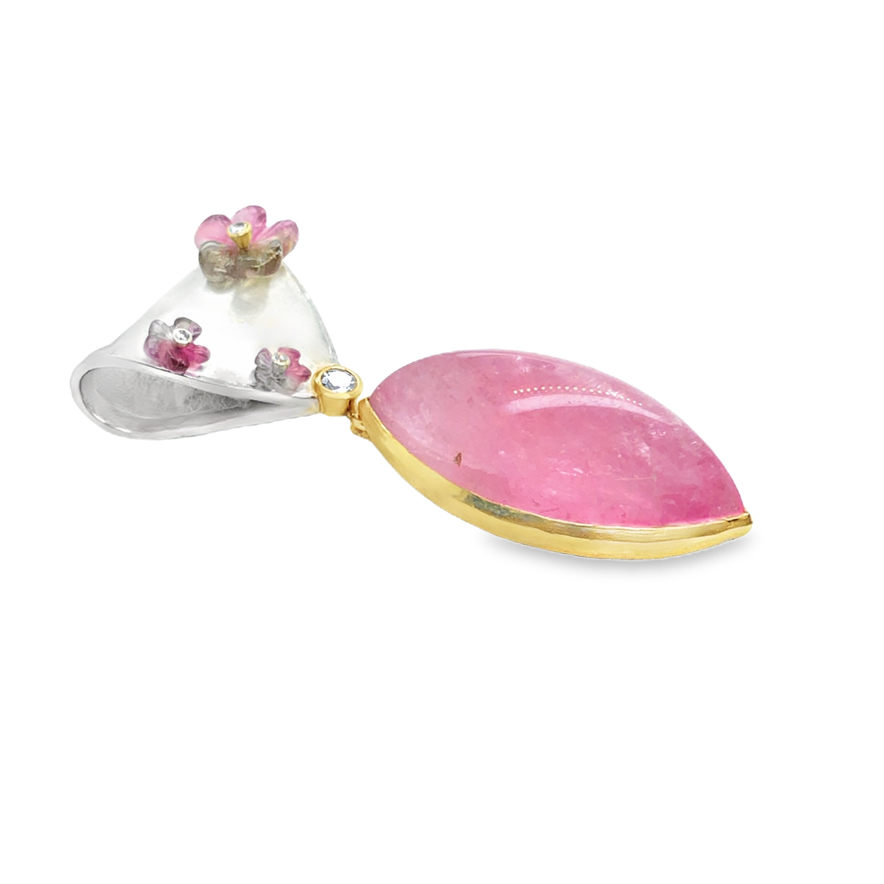 Dieser Anhänger als Schlaufe aus Silber und Gold 900 gefertigt, ist mit gravierten Turmalinblüten und Brillanten besetzt. Der große rosa Turmalin mit 54,9ct besitzt ein phantastische Farbe und ist daher eine Rarität. Als elegantes Unikat passt er perfekt zu Halsketten oder Rundseilcolliers und kann sowohl zu Alltag als auch besonderen Anlässen getragen werden. 