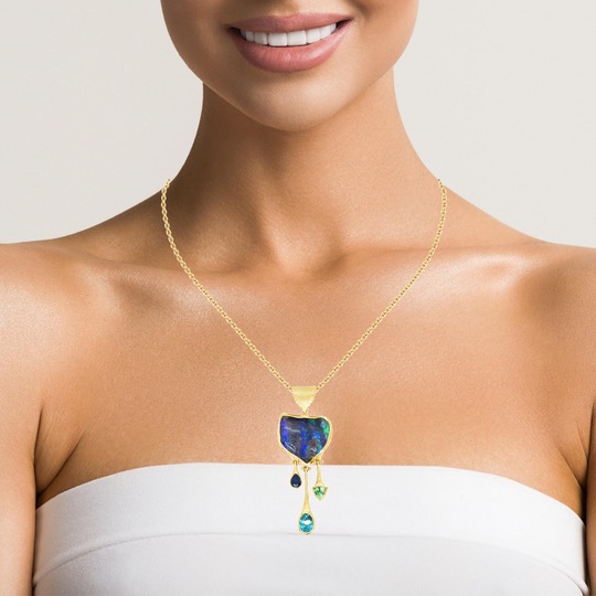 Dieser exquisite Herzanhänger kombiniert die Schönheit von Opal und anderen Edelsteinen in einem einzigartigen Design. Die goldene Fassung hebt die lebendigen Farben der Steine hervor und macht ihn zu einem perfekten Schmuckstück für besondere Anlässe.