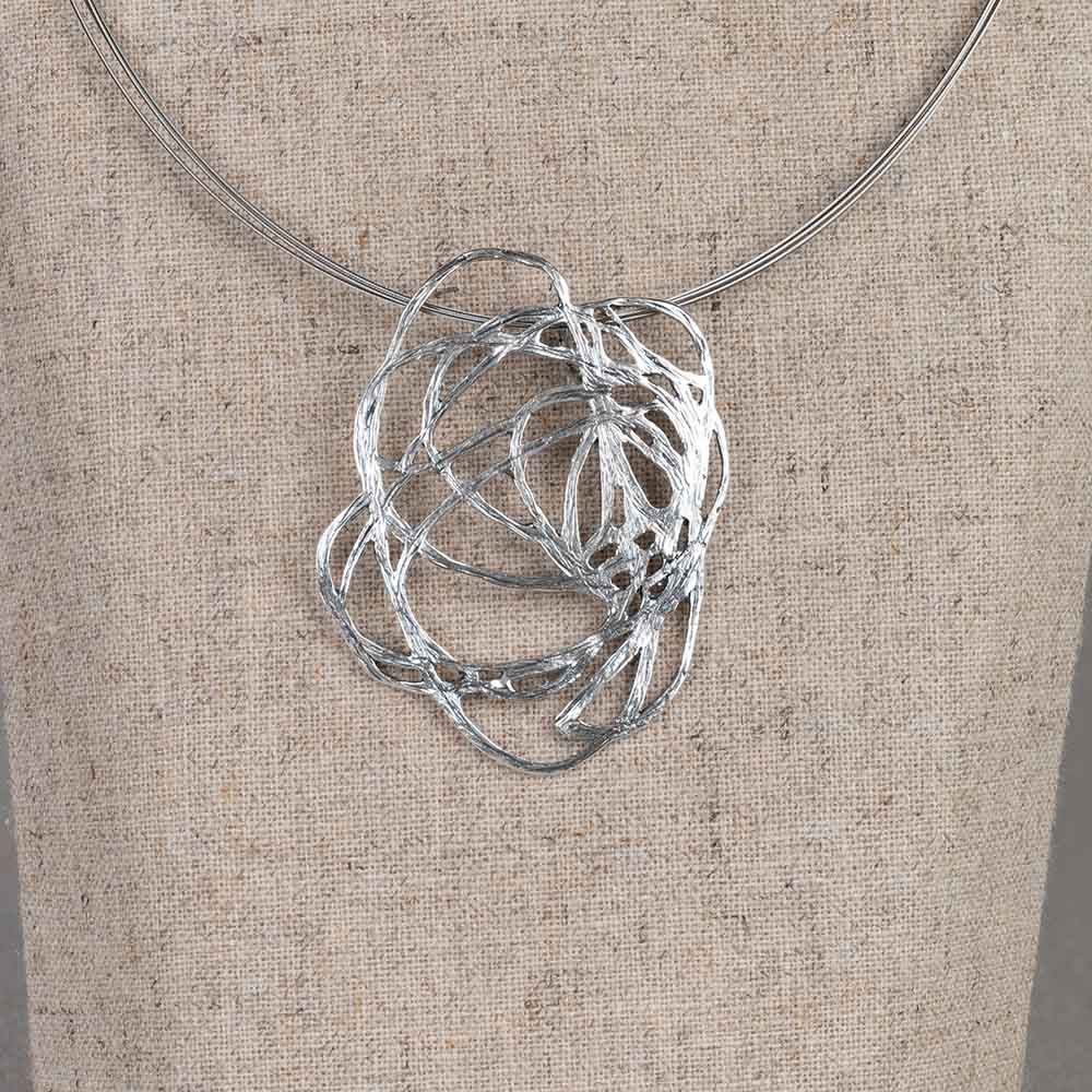 Hanger gemaakt van zilver oxy shiny in de vorm van een bloem. Draag deze hanger aan een mooie spang en combineer met een paar mooie oorbellen en een ring voor een complete look!