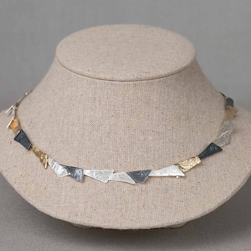 Collier gemaakt van 925 sterling zilver, geoxideerd zilver en verguld. Door het gebruik van deze materialen ontstaan er 3 kleuren, wat dit collier speels en uniek maakt! Draag dit collier met een paar oorbellen, een ring en armband van Jéh Jewels voor een complete look!