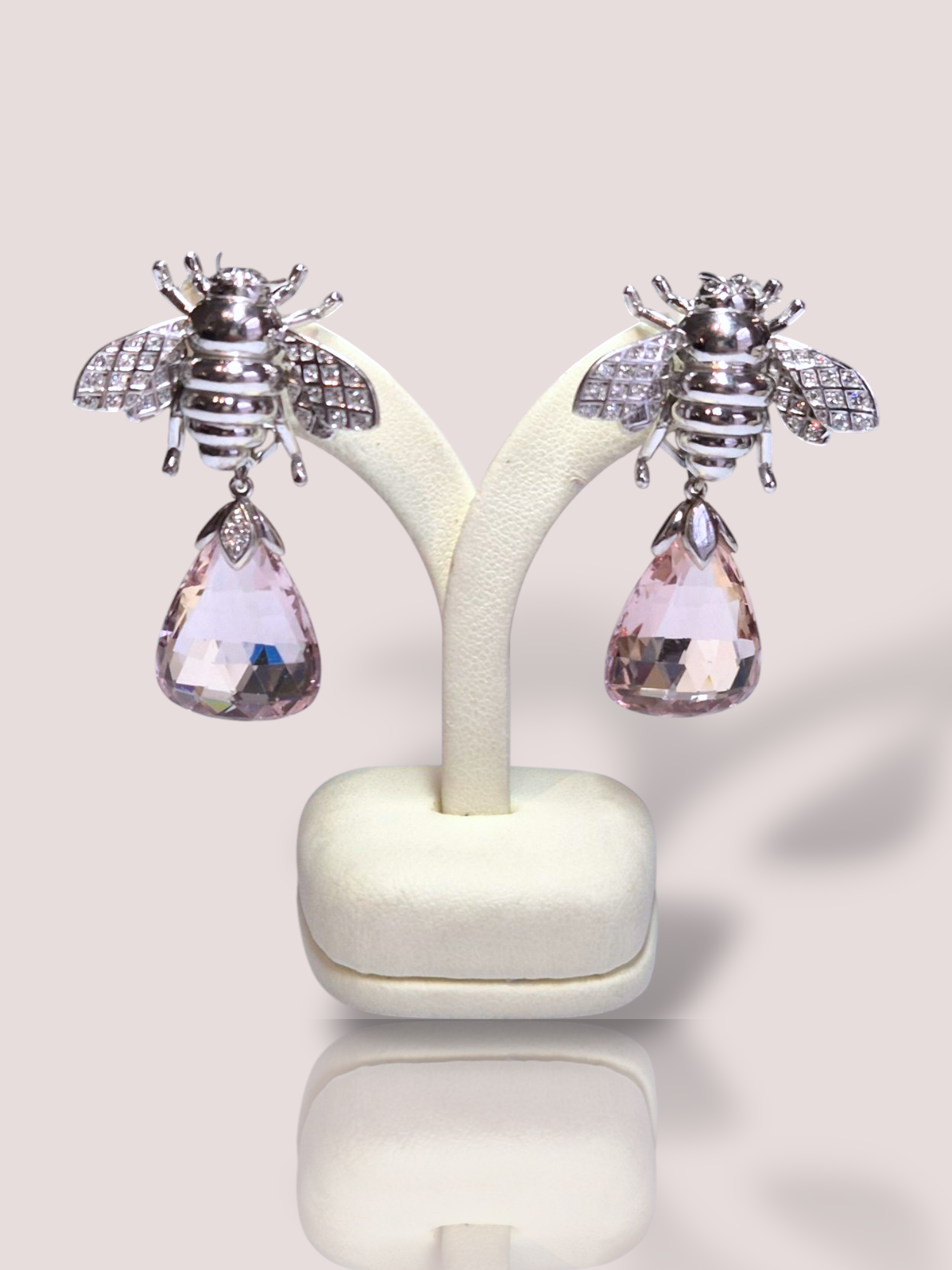 Deze prachtige Vintage 18k witgouden oorclips Day & Night zijn bezet met schitterende diamanten en elegante morganiet edelstenen. De oorclips kunnen op twee manieren gedragen worden, met of zonder de morganiethanger. 

De oorbellen stellen bijen voor, bezet met diamanten op de vleugels. Een prachtig ontwerp van het Zwitserse juwelenhuis Steinlin. De perfecte manier om je outfit een luxe uitstraling te geven. Deze oorclips zijn een tijdloze toevoeging aan je sieradencollectie.

De oorclips kunnen op verzoek vermaakt worden naar oorstekers in plaats van oorclips.