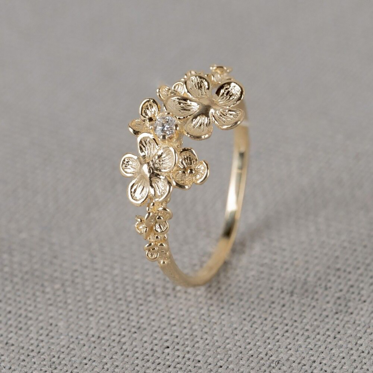 Ring gemaakt van 14 karaat goud in combinatie met een briljant geslepen diamant 0.036CT L1/ HI en bloesem. Combineer deze ring met de andere gouden sieraden uit de Blossom-lijn.