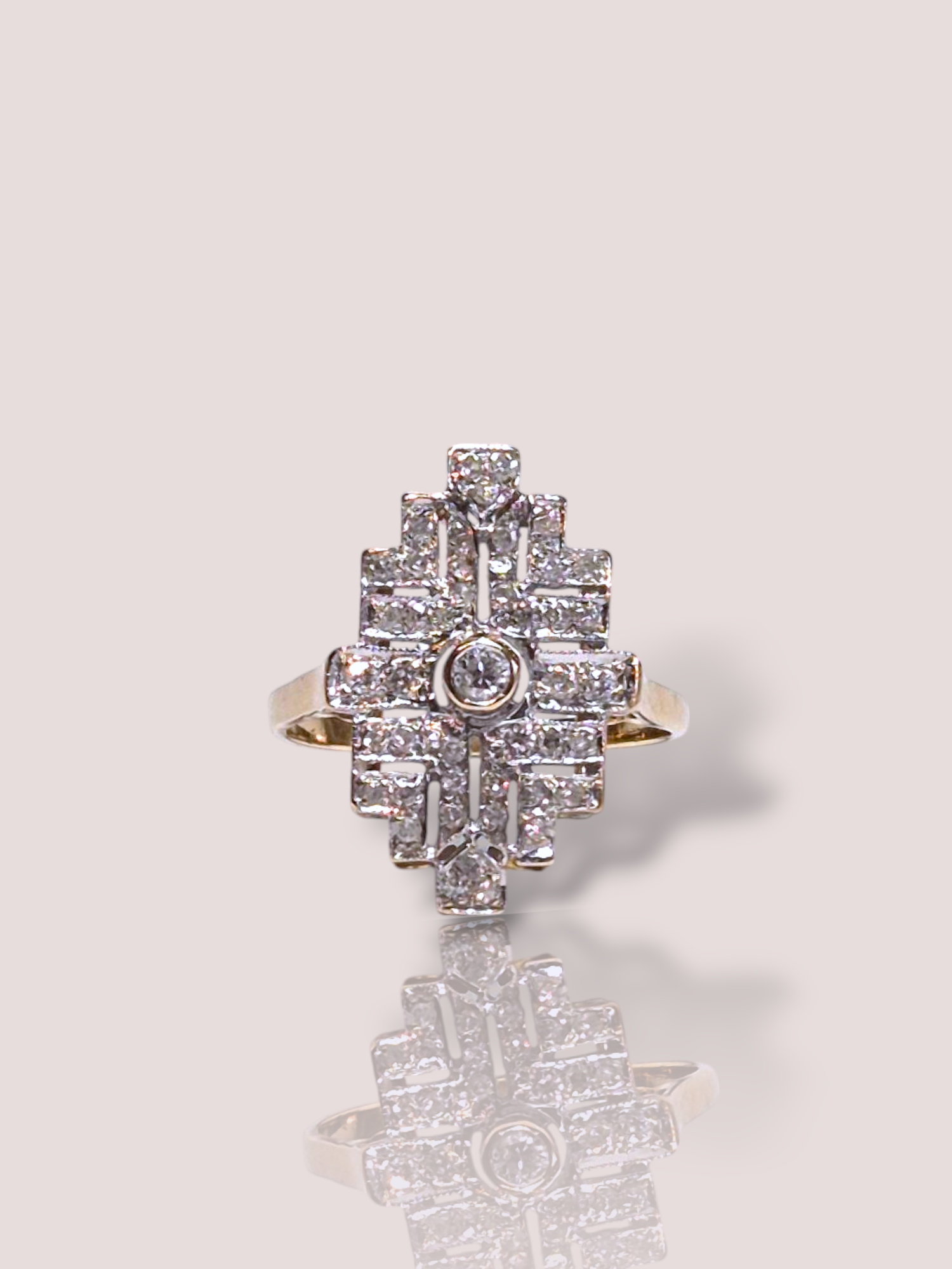 Deze vintage 18k geelgouden ring schittert met 47 diamanten in een grafisch ontwerp. De hoogte van de ring op de vinger is 3,2 cm en de breedte 2,1 cm. Perfect voor speciale gelegenheden, voegt deze ring een vleugje elegantie toe aan elke outfit. Draag hem als statementstuk op een formele avond of combineer subtiel met andere sieraden voor een verfijnde look.