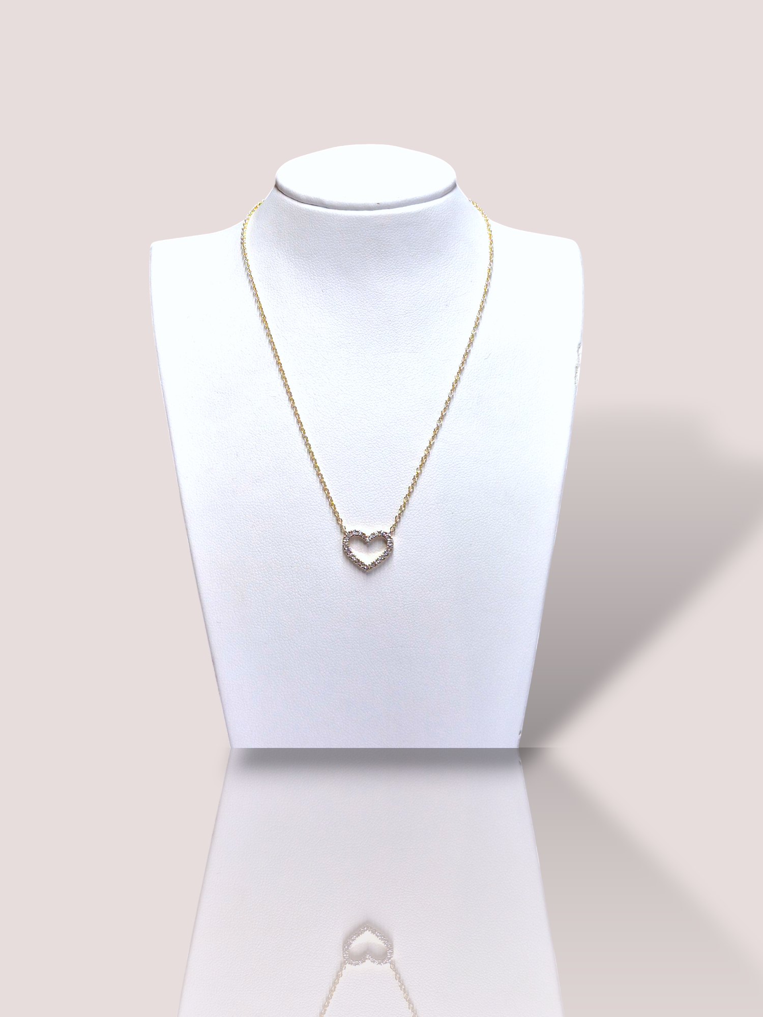 Dit vintage Gigi by Gassan Lucky Love collier is een elegant sieraad van 14 karaat geel goud. Het collier is 64 cm lang en heeft een hart hanger bezet met briljant geslepen diamantjes. Combineer deze tijdloze ketting met een stijlvolle avondjurk of een casual chique outfit om een verfijnde look te creëren. Perfect voor elke gelegenheid die een vleugje elegantie vereist.