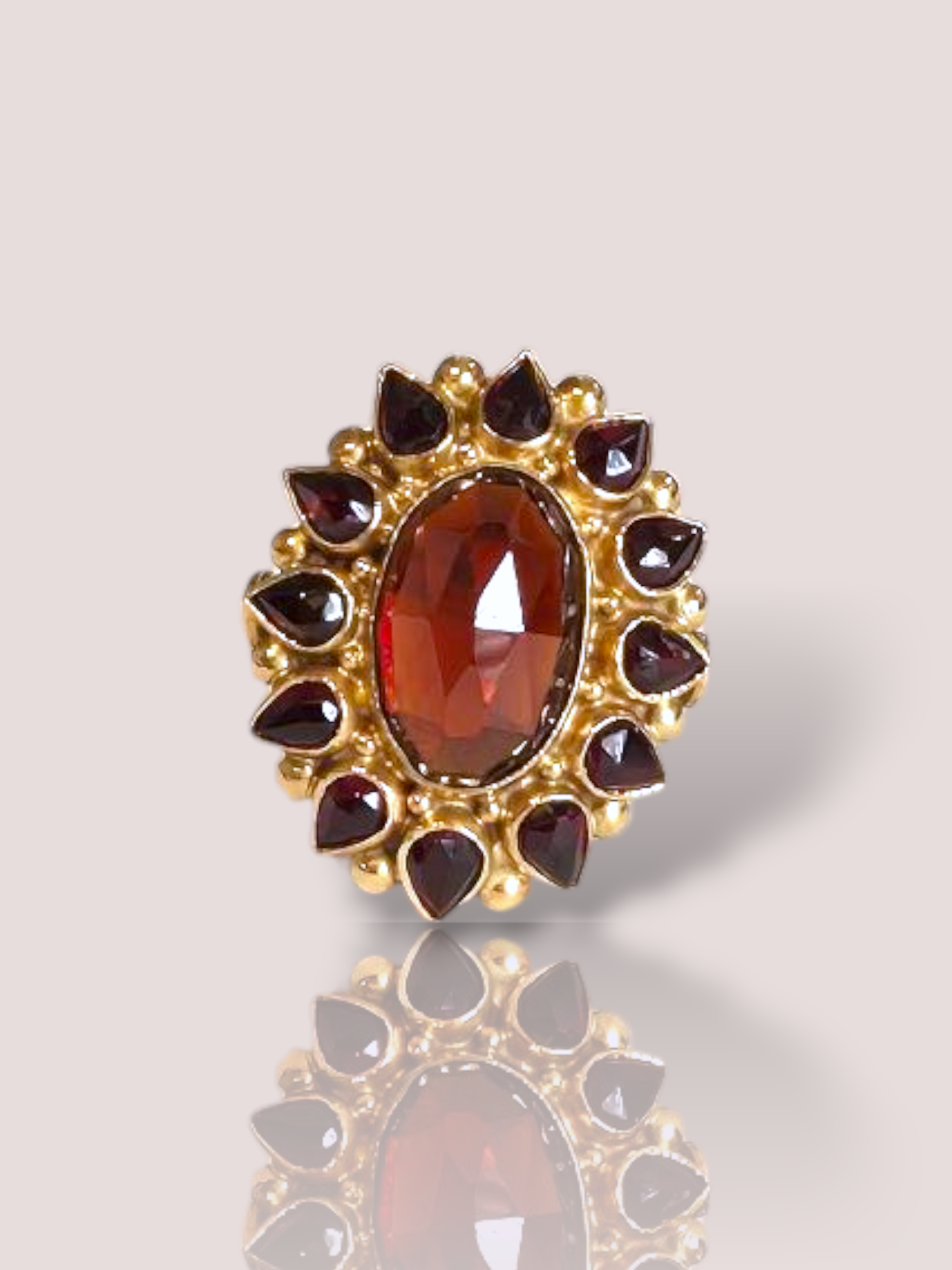 Deze vintage 14k geel gouden ring met granaat is een verfijnd sieraad dat uitblinkt in elegantie. Deze prachtige ring, gesierd met een bruinrode granaten, vormt een stijlvol middelpunt voor elke gelegenheid. Draag deze ring als statementstuk aan uw ringvinger of combineer met andere gouden sieraden voor een luxueuze uitstraling. Perfect voor zowel dagelijks gebruik als speciale gelegenheden.