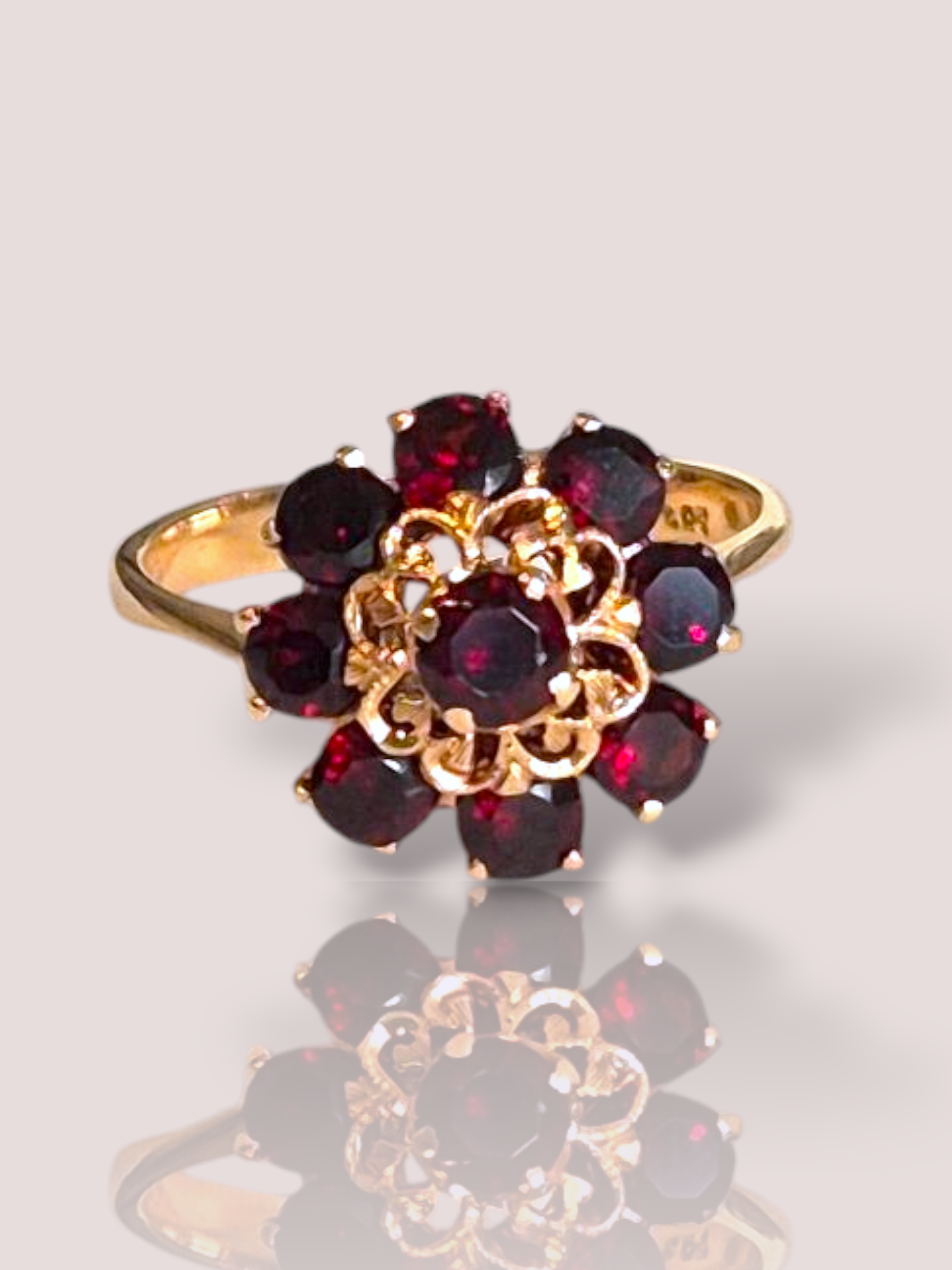 Deze prachtige Vintage 14k geel gouden granaat ring is een echte eyecatcher. De ring heeft een dieprode granaat stenen en is voorzien van gedetailleerde gouden accenten. Draag deze ring als statement piece bij een feestelijke outfit of combineer hem met andere gouden sieraden voor een elegante look. Een tijdloos stuk dat elke look compleet maakt!

De ring kan eventueel op maat gemaakt worden. 