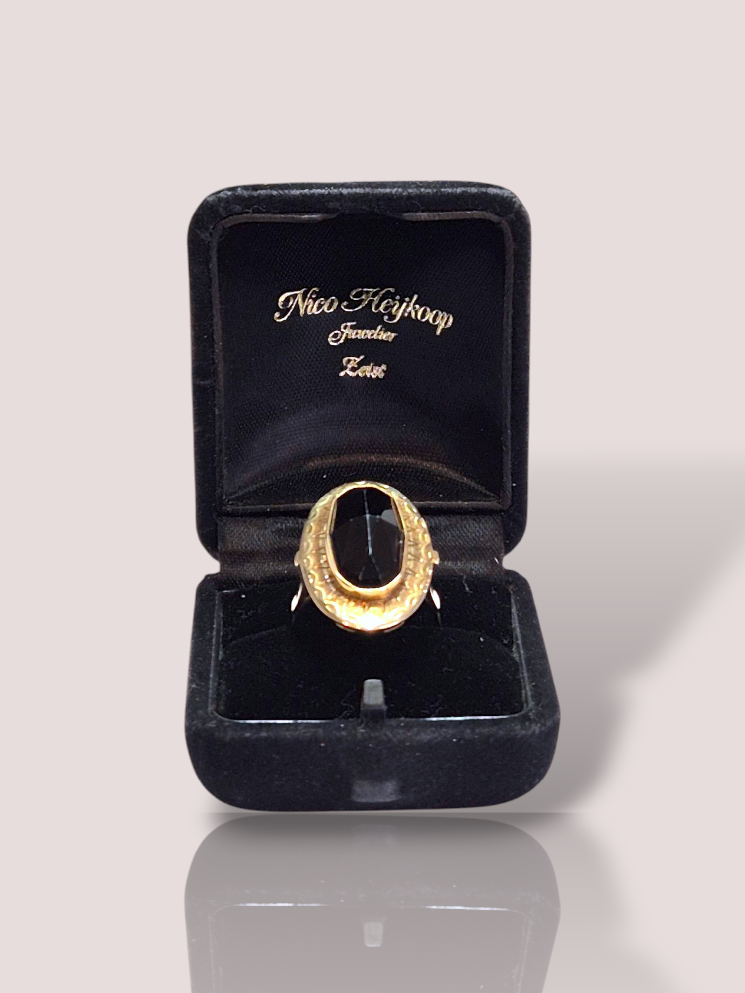 Deze vintage 14k geel gouden ring met granaat combineert tijdloze elegantie met een luxueuze uitstraling. Gemaakt van hoogwaardig geelgoud, benadrukt deze ring de diepe rode schittering van de granaatsteen prachtig. Ideaal voor dagelijks gebruik of speciale gelegenheden, draag deze ring solo voor een klassieke look of combineer met andere gouden sieraden voor een verfijnde stijl.

De granaat in de ring is 2 bij 1 cm en de totale hoogte van de ring is 2,7 cm. Deze gouden ring kan eventueel op maat vermaakt worden.
