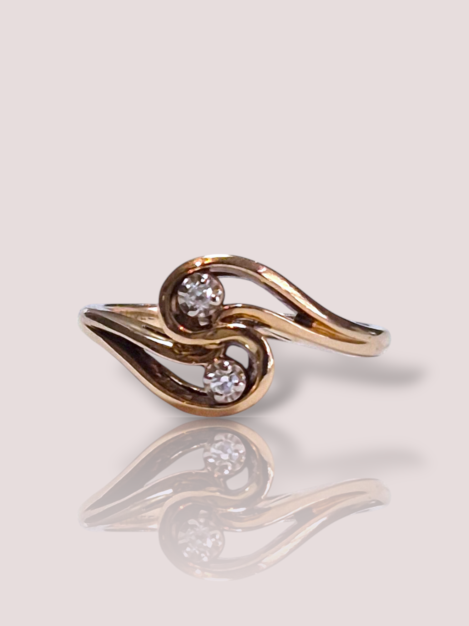 Deze Vintage geelgouden ring met diamanten combineert tijdloze elegantie met verfijnde luxe. De briljant geslepen diamanten hebben een gewicht van 0,015ct per stuk. 

Perfect voor elke gelegenheid, zowel chic als dagelijks. Deze prachtige ring schittert om je vinger en is ideaal te dragen als statement stuk of als onderdeel van een gelaagde sieradenlook.