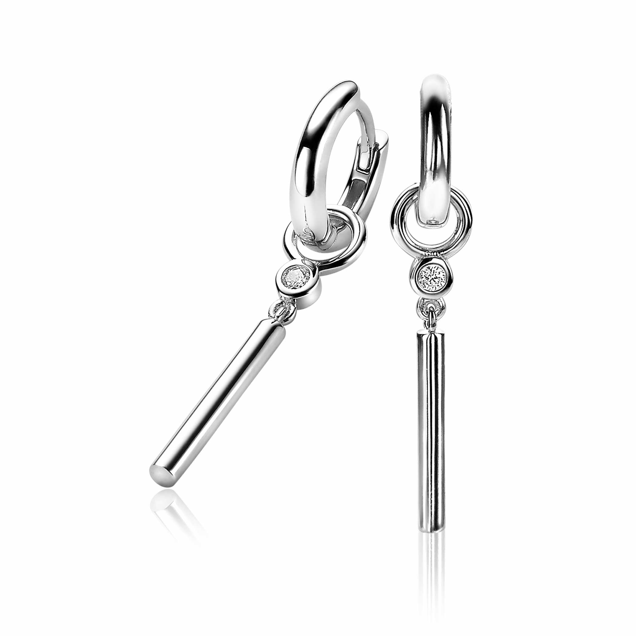 ZINZI zilveren oorbedels (26mm) met ronde witte zirconia en glad staafje. Hang deze oorbedels sierlijk aan je zilveren ZINZI oorringen. De oorringen zijn niet bij de prijs inbegrepen. Vervaardigd van eerste gehalte zilver (925) en voorzien van een extra rodiumlaag voor een langdurige glans.