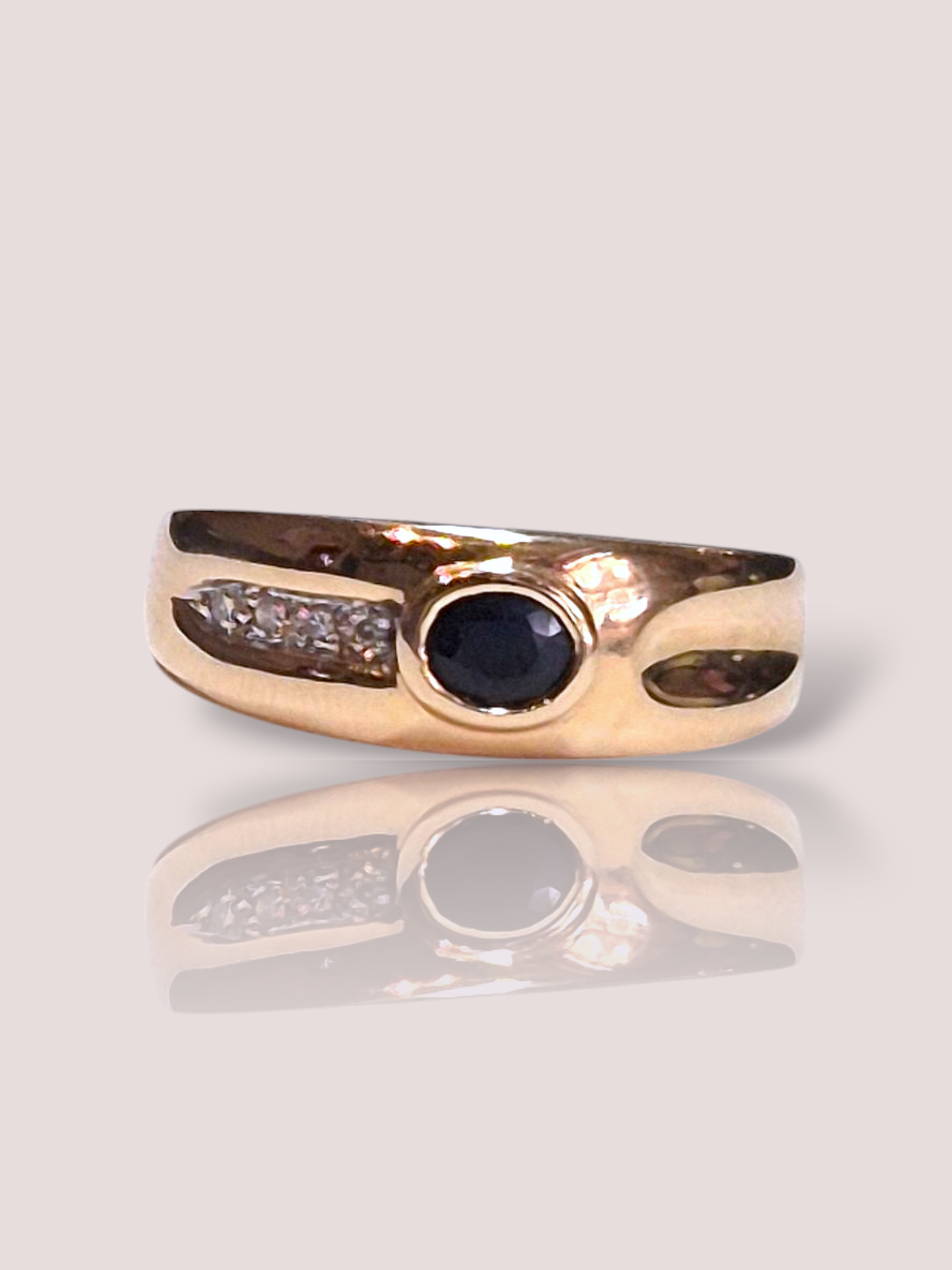 Deze vintage 14k geel gouden ring met saffier en briljant geslepen diamant combineert tijdloze elegantie met een luxueuze uitstraling. Deze betoverende ring is perfect voor speciale gelegenheden en geeft elke outfit een verfijnde touch. Draag hem solo voor een subtiele look of combineer met andere sieraden voor een glamoureus effect. Ideaal als eyecatcher.